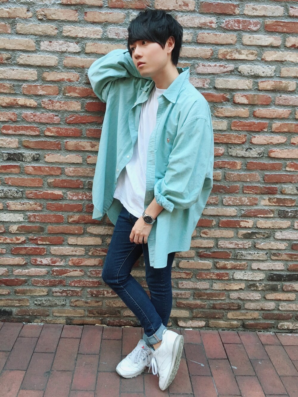 グリーン系のシャツ/ブラウス、ホワイト系のTシャツ/カットソー、ブルー系のデニムパンツを着用したメンズの夏コーディネートの1枚目の写真