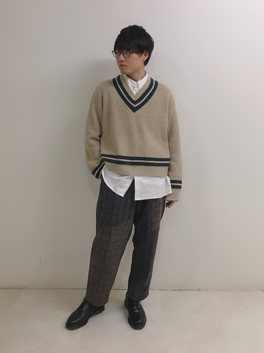 「ビッグシルエット、チルデンニット、ニット、ワイドパンツ、チェック、チェックパンツ、ドクターマーチン、白Yシャツ、シロシャツ」｜「HAREのチルデンショートニット(HARE)（ニット/セーター、ホワイト系）」を使った、塩崎優太さん（メンズ・170cm）の冬コーディネートの1枚目の写真