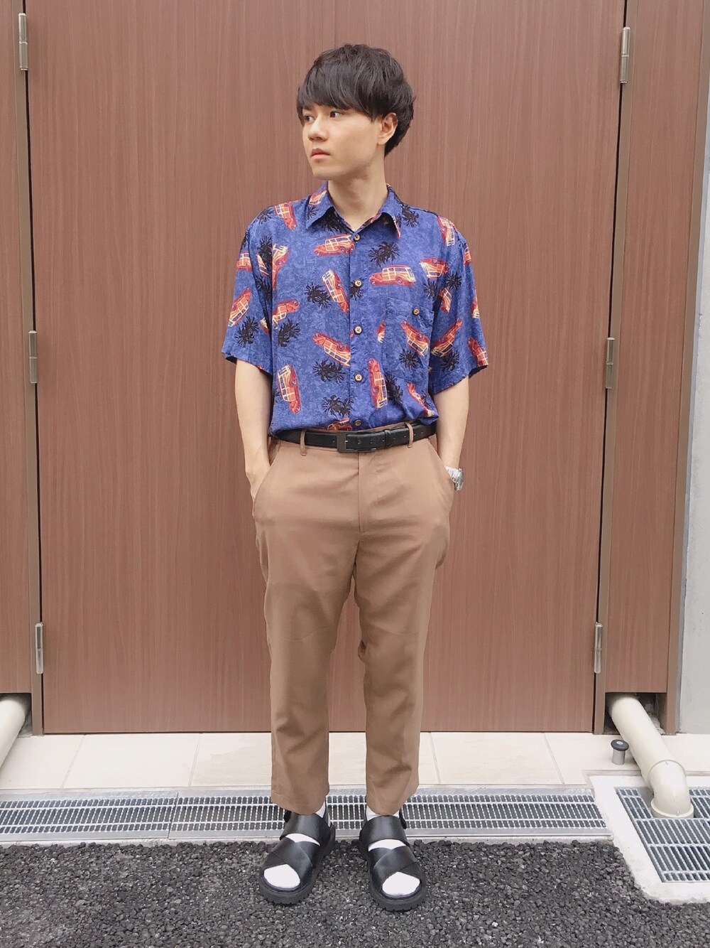「オーバーサイズ、ビッグシルエット、柄シャツ、スラックス、夏コーデ、スポーツサンダル、韓国ファッション、シンプルコーデ、夏、タックイン」｜「古着のアイテム（シャツ/ブラウス、パープル系）」を使った、塩崎優太さん（メンズ・170cm）の夏コーディネートの1枚目の写真
