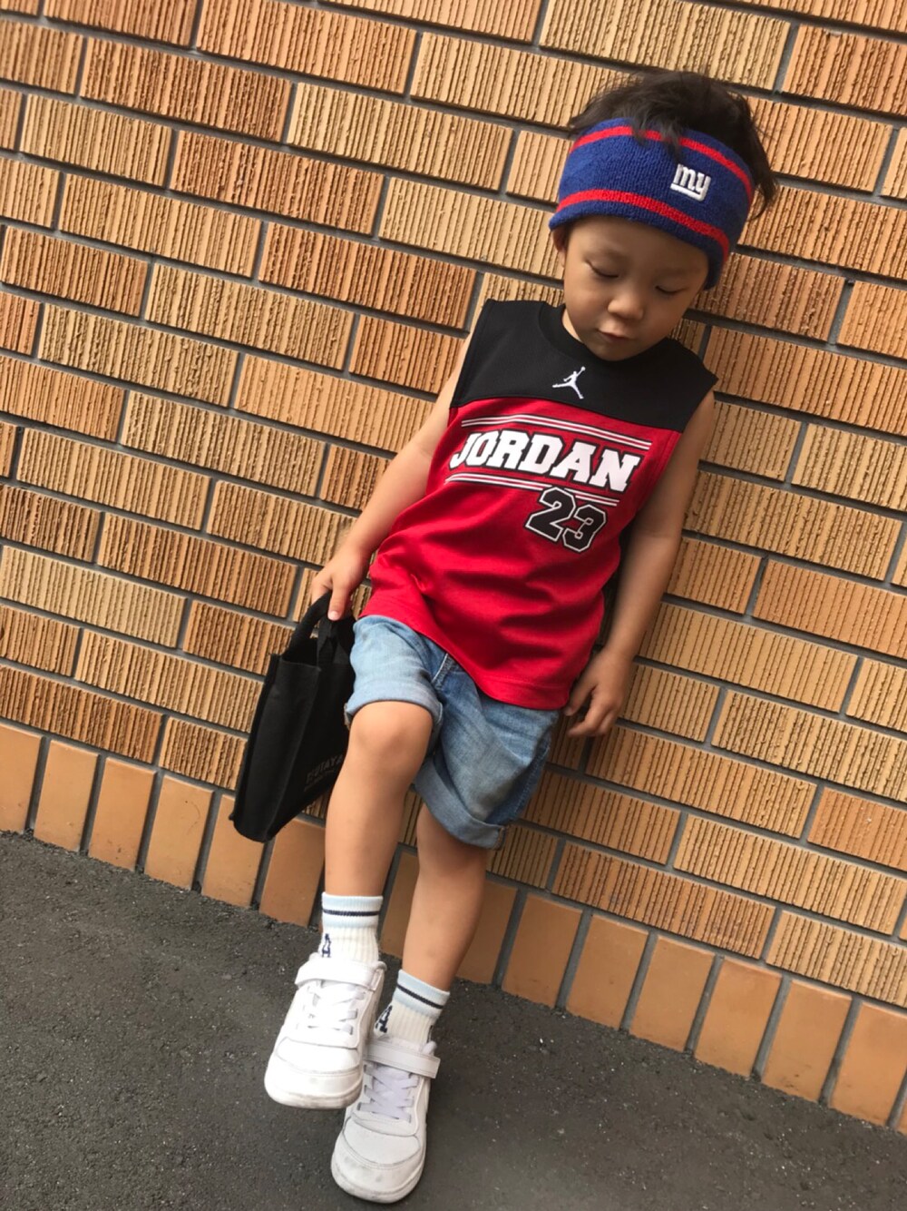 「古着MIX、vintage、Jordan、デニムショートパンツ、ノースリーブ、NIKE、ヘアバンド、BEAMS BOY」｜「古着のアイテム（タンクトップ、レッド系）」を使った、⚡︎想⚡︎さん（キッズ・100cm）の夏コーディネートの1枚目の写真