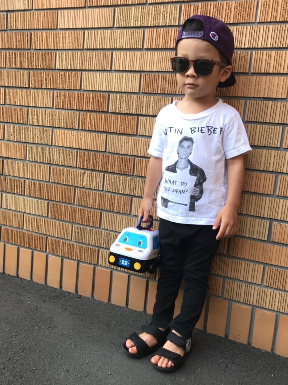 「ブラックスキニー、サンダル、justinbieber、バンドT、Champion、ベースボールキャップ、サングラス、adidas」｜「Right-on KIDSのアイテム（Tシャツ/カットソー、ホワイト系）」を使った、⚡︎想⚡︎さん（キッズ・100cm）の夏コーディネートの1枚目の写真