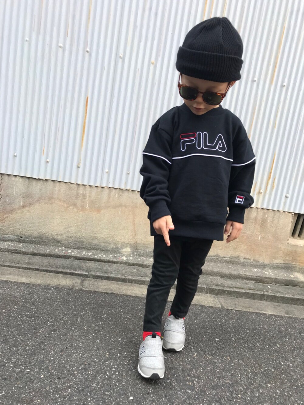 「スポーツMIX'18秋、秋のコーデ、モノトーンコーデ、ロゴスウェット、New Balance、FILA、オーバーサイズ、キッズファッション、ライトオン キッズ」｜「FILAの【FILA】胸切り替えトレーナー （スウェット、ブラック系）」を使った、⚡︎想⚡︎さん（キッズ・100cm）の秋コーディネートの1枚目の写真