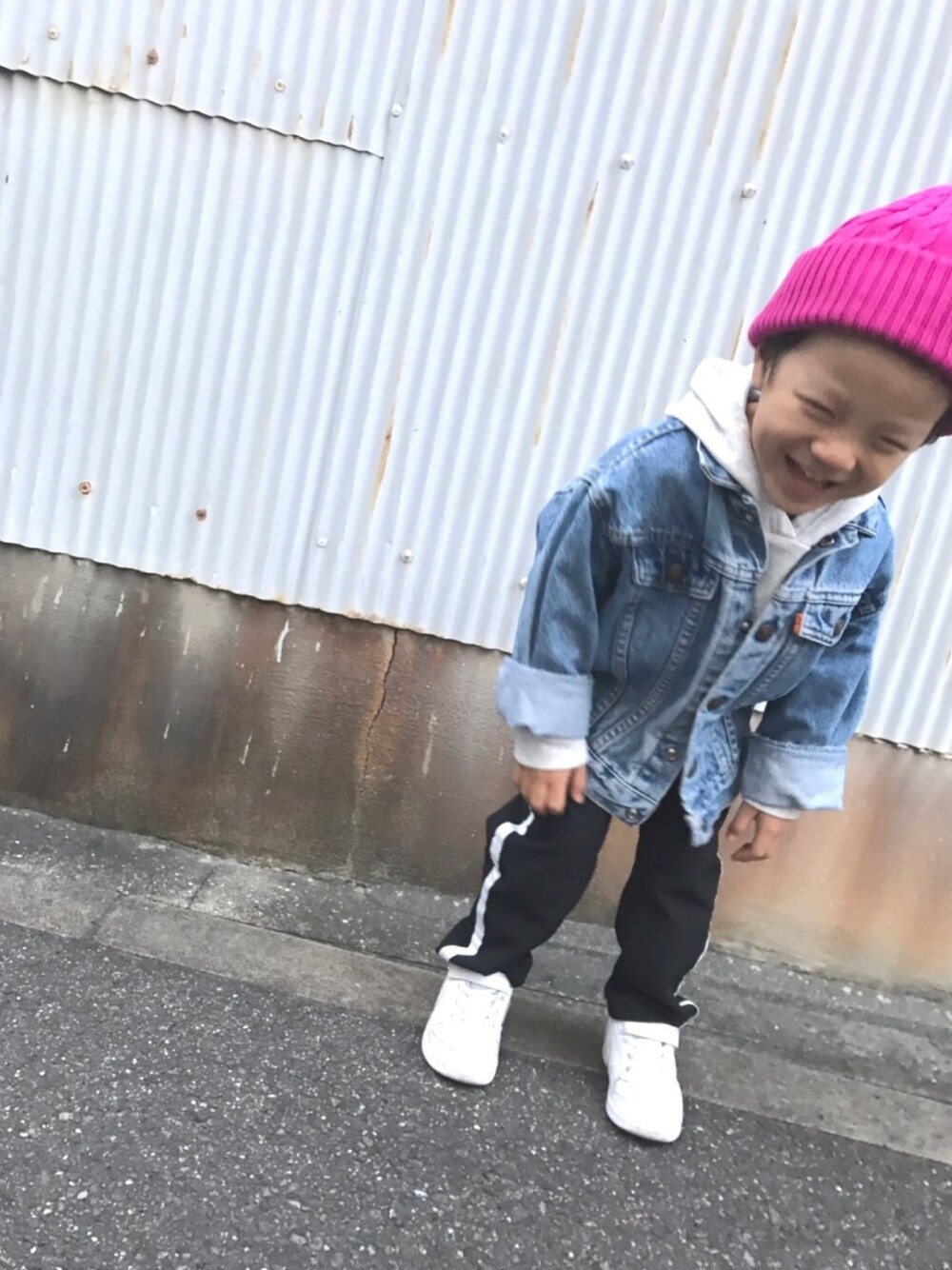 「ストリート服が好き、秋のコーデ、古着、ラインパンツ、ジャージ、チャンピオン、Gジャン、vintage、90’s、オーバーサイズ」｜「Levi'sのアイテム（デニムジャケット、ブルー系）」を使った、⚡︎想⚡︎さん（キッズ・100cm）の秋コーディネートの1枚目の写真