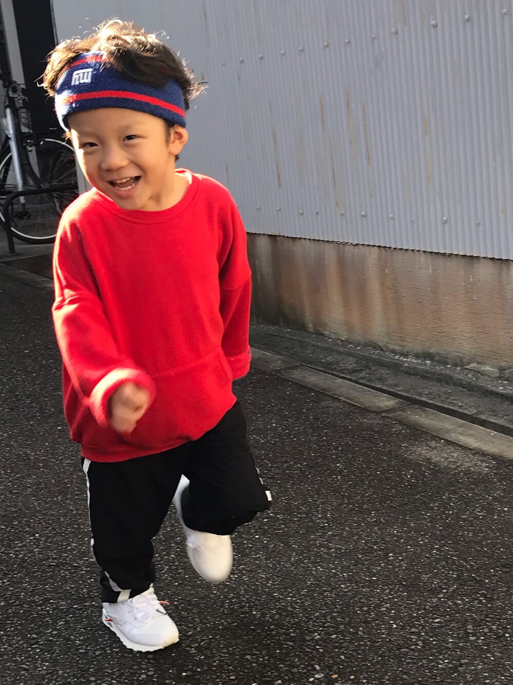 「スポーツミックス、キッズコーデ、ライトオン、BEAMS、reebok、ラインパンツ、ホワイトスニーカー、90’s」｜「Right-on KIDSのアイテム（パンツ、ブラック系）」を使った、⚡︎想⚡︎さん（キッズ・100cm）の冬コーディネートの1枚目の写真