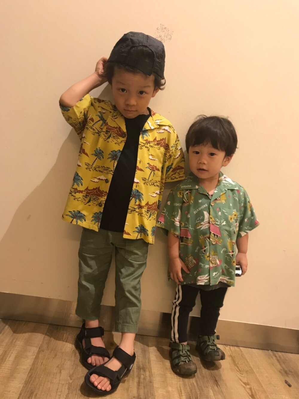 「アロハシャツ、夏コーデ、ベイカーパンツ、ラインパンツ、keen、CAMP7、ライトオン、おそろいコーデ、兄弟コーディネート、リンクコーデ」｜「Right-on KIDSのアイテム（シャツ/ブラウス、イエロー系）」を使った、⚡︎想⚡︎さん（キッズ・92cm）の夏コーディネートの1枚目の写真