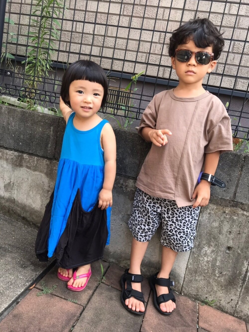 「リメイク風、ビッグシルエット、レオパード、アニマル柄、ショートパンツ、スポーツサンダル、CAMP7」｜「RADCHAPのヒョウ柄ベルト付ショートパンツ（その他パンツ、グレー系）」を使った、⚡︎想⚡︎さん（キッズ・110cm）の夏コーディネートの1枚目の写真