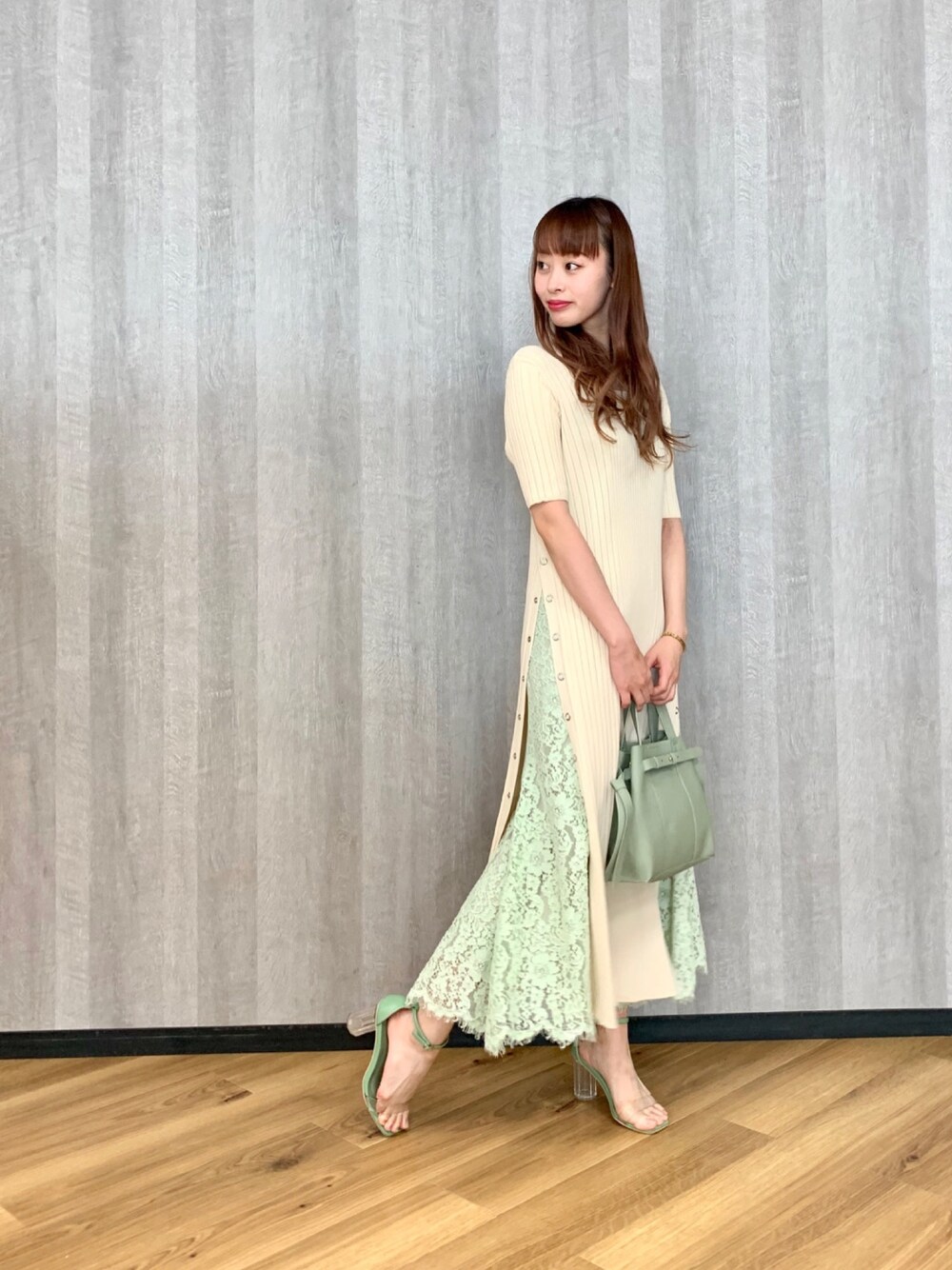 「カジュアル、大人カジュアル、きれいめカジュアル、レーススカート、レイヤードスタイル、andemiu、ミントグリーン、貴島明日香」｜「Andemiuの【貴島明日香コラボ】サイドスリットロングニット910617（ニット/セーター、ホワイト系）」を使った、Andemiu STAFFさん（レディース・161cm）の春コーディネートの1枚目の写真
