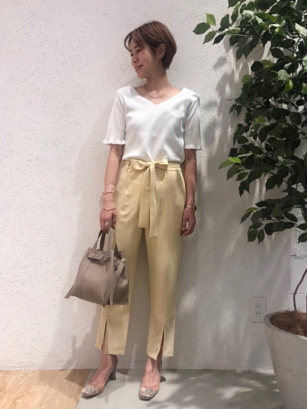 「春夏コーデ、春コーデ、大人カジュアル、きれいめカジュアル、春、シンプル、キレイめ、カラーパンツ」｜「Andemiuのソデフリルニットプルオーバー910527（ニット/セーター、ホワイト系）」を使った、Andemiu STAFFさん（レディース・158cm）の春コーディネートの1枚目の写真