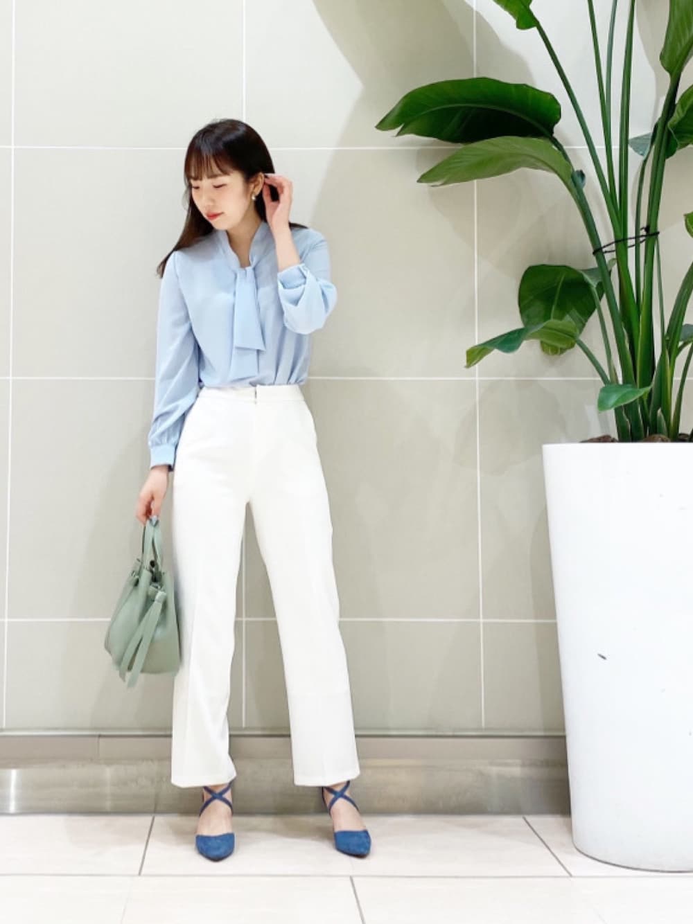「春、キレイめ、シンプル、リモートワーク、白パンツ、オフィススタイル、オフィスコーデ、オフィスカジュアル」｜「Andemiuのボウタイブラウス910373（シャツ/ブラウス、ブルー系）」を使った、Andemiu STAFFさん（レディース・160cm）の春コーディネートの1枚目の写真