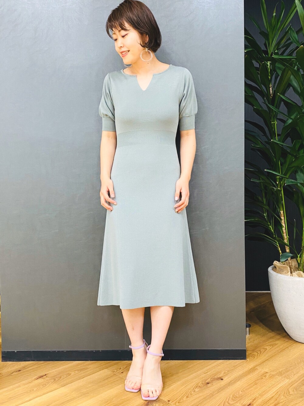 「ラクチンコーデ、シンプル、ニットワンピース、オトナ女子、きれいめカジュアル、ボブ女子、164cm、ミントグリーン、ラベンダー、キーネック」｜「AndemiuのキーネックＡラインニットワンピース910525（ワンピース、グリーン系）」を使った、Andemiu STAFFさん（レディース・164cm）の春コーディネートの1枚目の写真