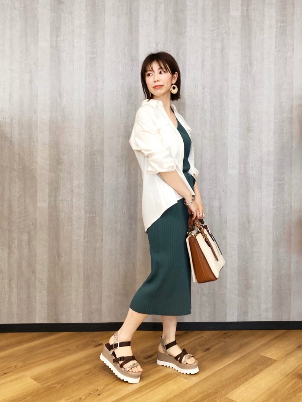 「オトナカジュアル、シンプルコーデ、ラクチンコーデ、オトナ女子、ホワイト、リネンシャツ、ニットワンピース、リブワンピース、タイトワンピース、155cm」｜「Andemiuのリネンレーヨンシャツ910609（シャツ/ブラウス、ホワイト系）」を使った、Andemiu STAFFさん（レディース・155cm）の春コーディネートの1枚目の写真