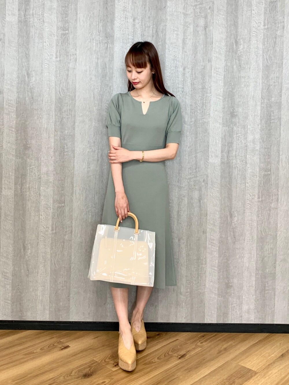 「ラクチンコーデ、大人カジュアル、大人コーデ、ニットワンピース、ミントグリーン、キーネック、Aラインワンピース、160cmコーデ、大人女子、フェミニン」｜「AndemiuのキーネックＡラインニットワンピース910525（ワンピース、グリーン系）」を使った、Andemiu STAFFさん（レディース・160cm）の春コーディネートの1枚目の写真