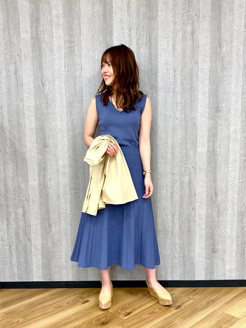 「休日スタイル、カジュアル、大人カジュアル、ニットワンピース、リネンシャツ、ブルー、ノースリーブ、163cm、厚底サンダル」｜「Andemiuのバックデザインニットワンピース910607（ワンピース、ブルー系）」を使った、Andemiu STAFFさん（レディース・163cm）の春コーディネートの1枚目の写真