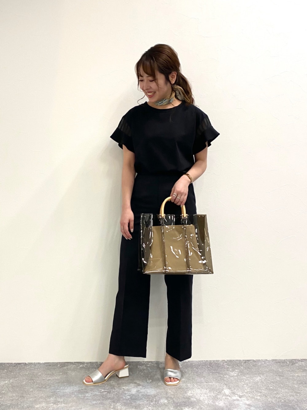 「シンプル、モノトーン、黒コーデ、スカーフ、クリアバッグ、サンダル、ワントーンコーデ、163cm、骨格診断ストレート、骨格ストレート」｜「Andemiuのソデフハクキリカエカットソー910606（Tシャツ/カットソー、ブラック系）」を使った、Andemiu STAFFさん（レディース・163cm）の春コーディネートの1枚目の写真