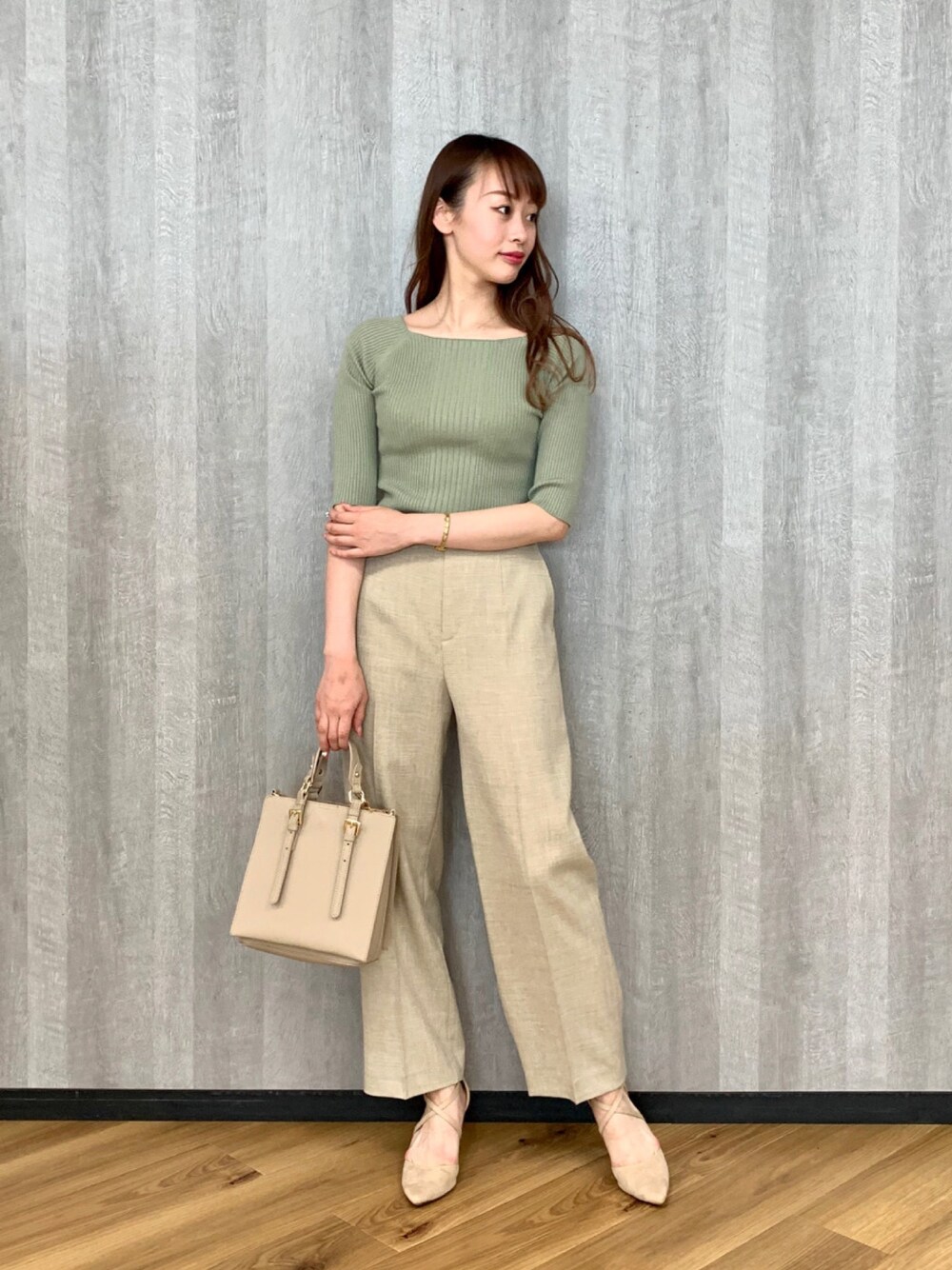 「シンプル、大人カジュアル、ワントーンコーデ、ベージュコーデ、ミントグリーン、オフィスカジュアル、161cm、骨格診断ストレート、骨格ストレート」｜「Andemiuのオフショルリブニットプルオーバー910530（ニット/セーター、グリーン系）」を使った、Andemiu STAFFさん（レディース・161cm）の春コーディネートの1枚目の写真