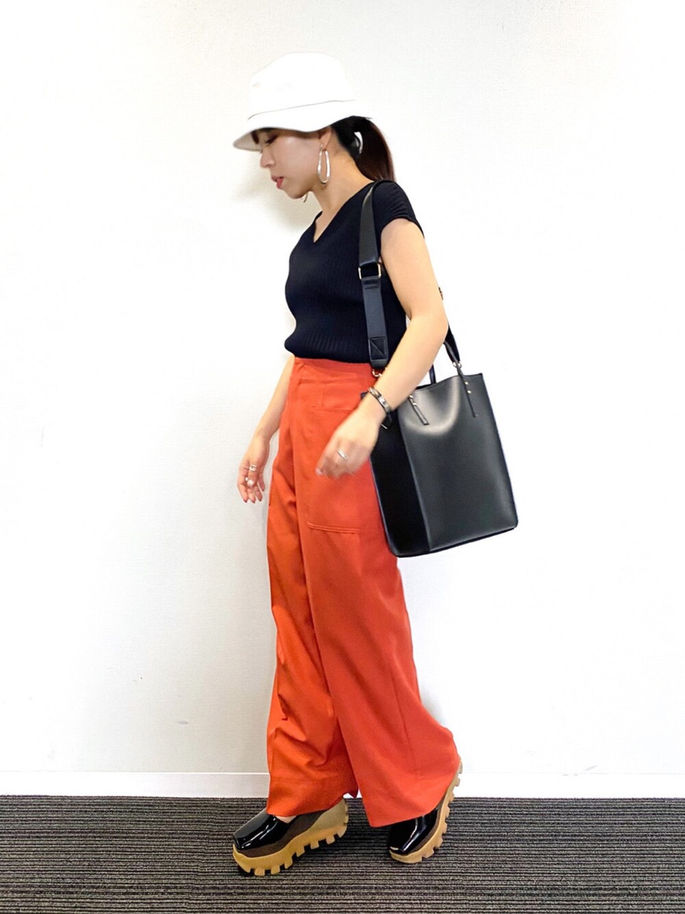 「オトナカジュアル、パンツスタイル、きれいめカジュアル、低身長コーデ、カジュアルコーデ、夏コーデ、ストレートパンツ、オレンジ、黒、150cm」｜「Andemiuのストレートパンツ910968（その他パンツ、オレンジ系）」を使った、Andemiu STAFFさん（レディース・150cm）の春コーディネートの1枚目の写真