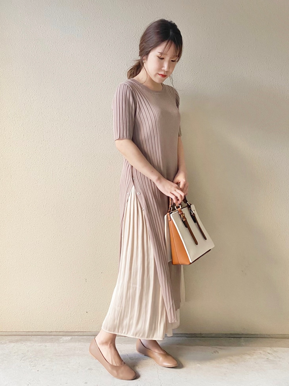 「シンプルコーデ、オトナカジュアル、オトナ女子、ワントーンコーデ、レイヤードスタイル、ロングニット、プリーツスカート、ベージュ、ベージュコーデ、158cm」｜「Andemiuの【貴島明日香コラボ】サイドスリットロングニット910617（ニット/セーター、ベージュ系）」を使った、Andemiu STAFFさん（レディース・158cm）の春コーディネートの1枚目の写真