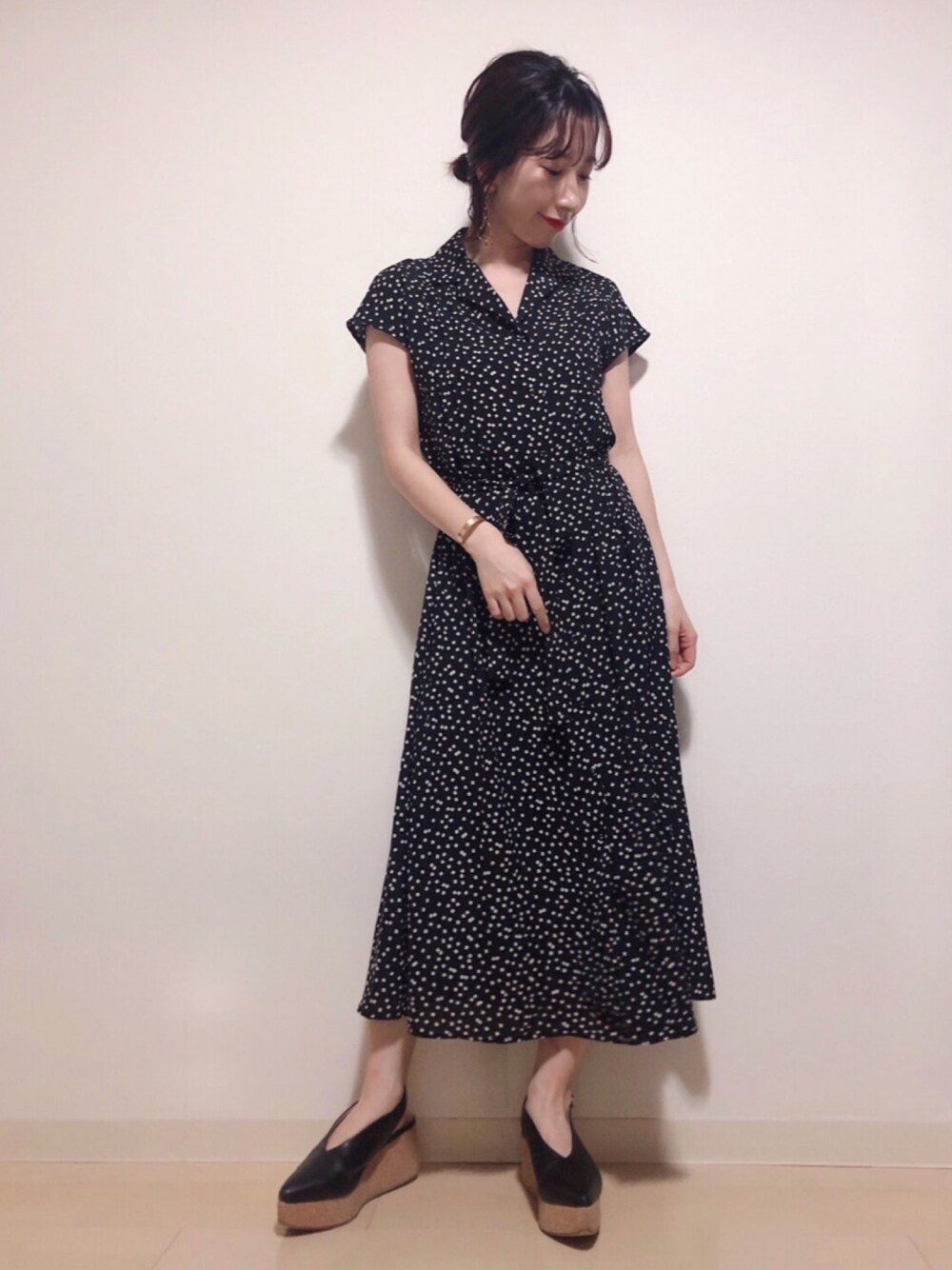 「ラクチンコーデ、夏コーデ、オトナ女子、カジュアルコーデ、シャツワンピース、黒、低身長コーデ、150cm」｜「Andemiuのカイキンフレンチワンピース910623（ワンピース、ブラック系）」を使った、Andemiu STAFFさん（レディース・150cm）の春コーディネートの1枚目の写真