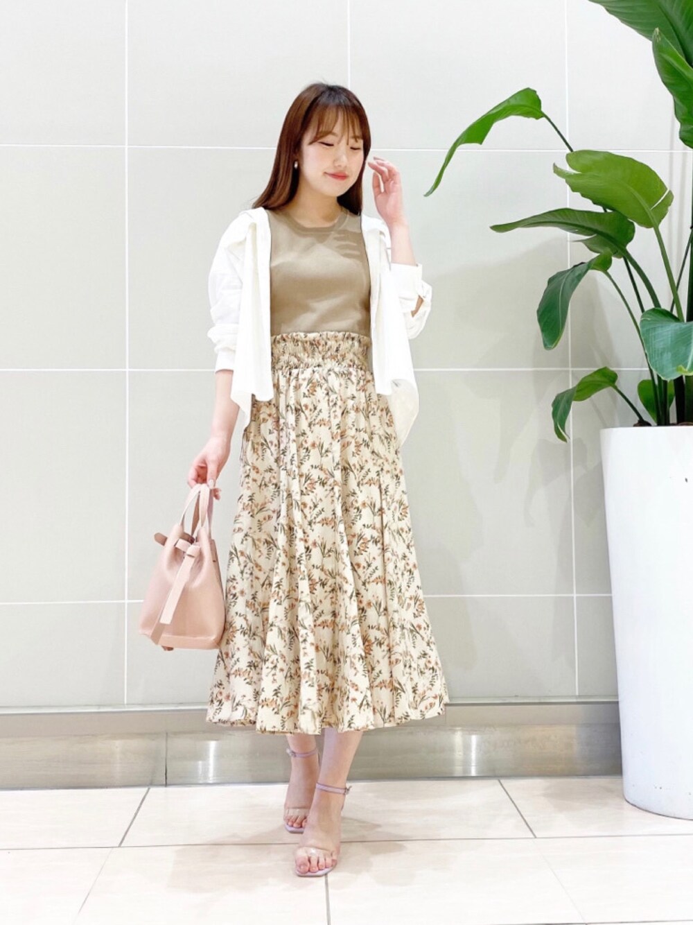 「ベージュ、ホワイト、リネンシャツ、ドッキングワンピ、花柄、ラベンダー、フェミニン、160cm、オトナ女子、大人ガーリー」｜「Andemiuのボタニカルドッキングワンピース910602（ワンピース、ベージュ系）」を使った、Andemiu STAFFさん（レディース・160cm）の春コーディネートの1枚目の写真