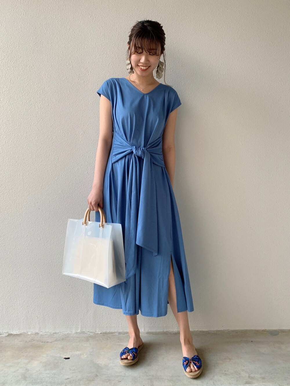 「ワントーンコーデ、ブルーコーデ、クリアバッグ、夏コーデ、カットソーワンピース、ラフ、カジュアル、170cm、高身長女子」｜「Andemiuのフロントリボンカットワンピース910601（ワンピース、ブルー系）」を使った、Andemiu STAFFさん（レディース・170cm）の春コーディネートの1枚目の写真