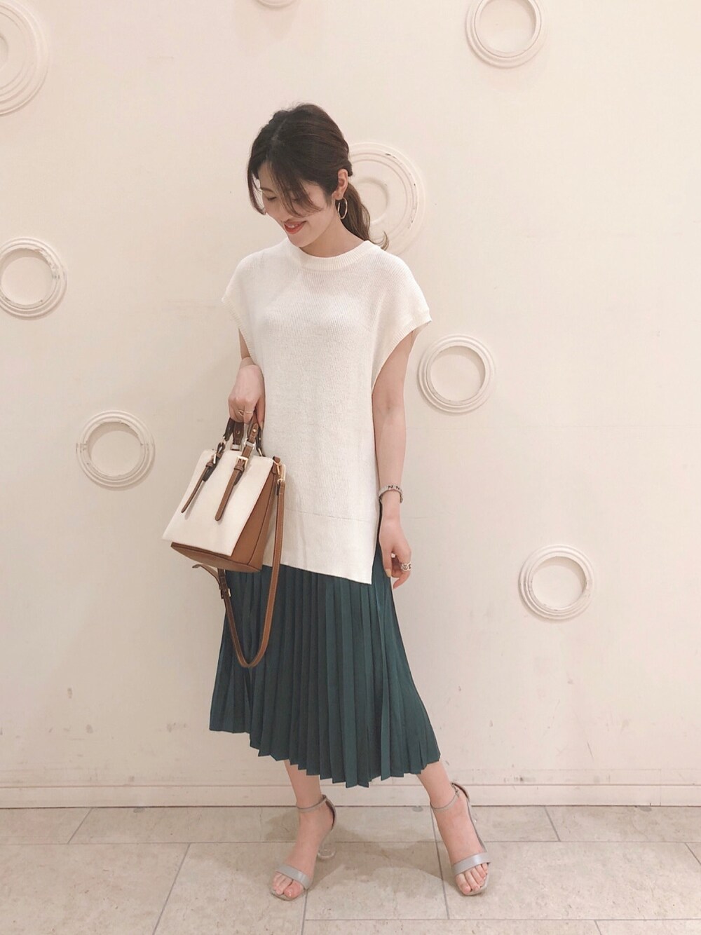 「カジュアル、ゆるコーデ、リラックススタイル、セットアイテム、プリーツスカート、バックリボン、サテンスカート、164cm」｜「Andemiuのノースリーブニット×プリーツワンピースセット910825（ワンピース、グリーン系）」を使った、Andemiu STAFFさん（レディース・164cm）の春コーディネートの1枚目の写真