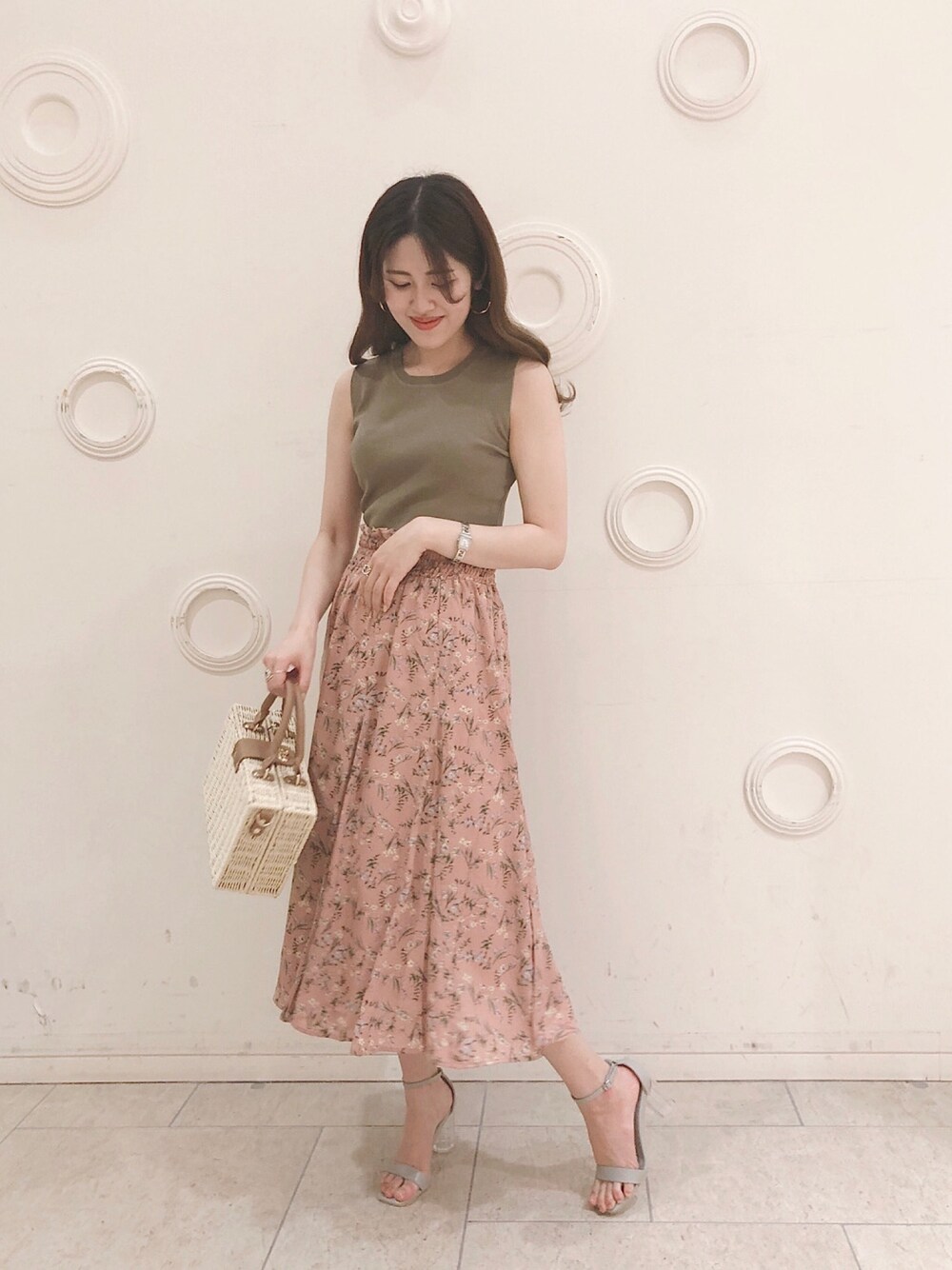 「オトナカジュアル、オトナ女子、オトナガーリー、ドッキングワンピ、花柄ワンピース、花柄、カーキ、ピンク、164cm、かごバッグ」｜「Andemiuのボタニカルドッキングワンピース910602（ワンピース、グリーン系）」を使った、Andemiu STAFFさん（レディース・164cm）の春コーディネートの1枚目の写真