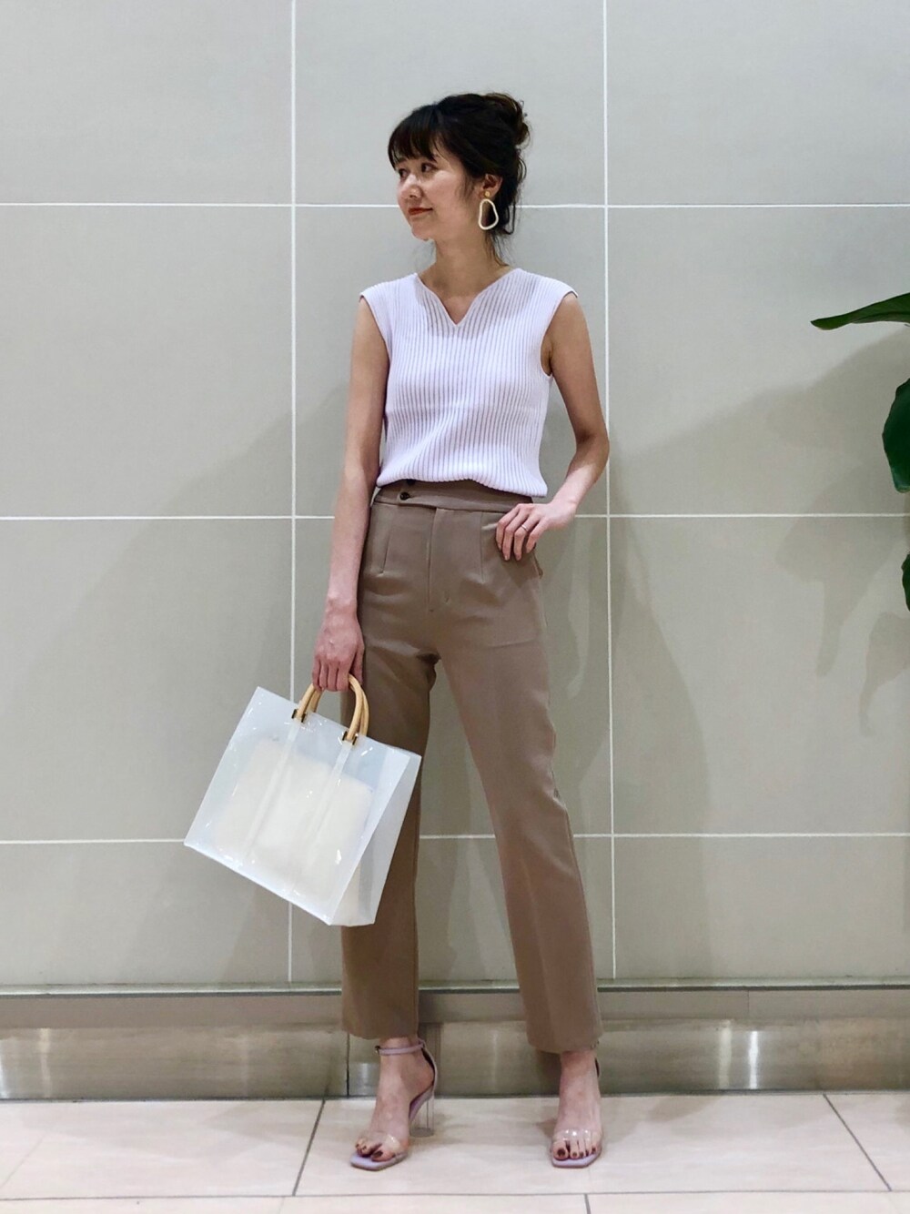 「リブニット、テーパードパンツ、骨格診断ウェーブ、骨格ウェーブ、ラベンダー、ベージュ、春夏コーデ、オフィスカジュアル、オフィススタイル、高身長女子」｜「Andemiuの【骨格診断ウェーブ】ハイウエストパンツ（その他パンツ、ブラウン系）」を使った、Andemiu STAFFさん（レディース・172cm）の春コーディネートの1枚目の写真