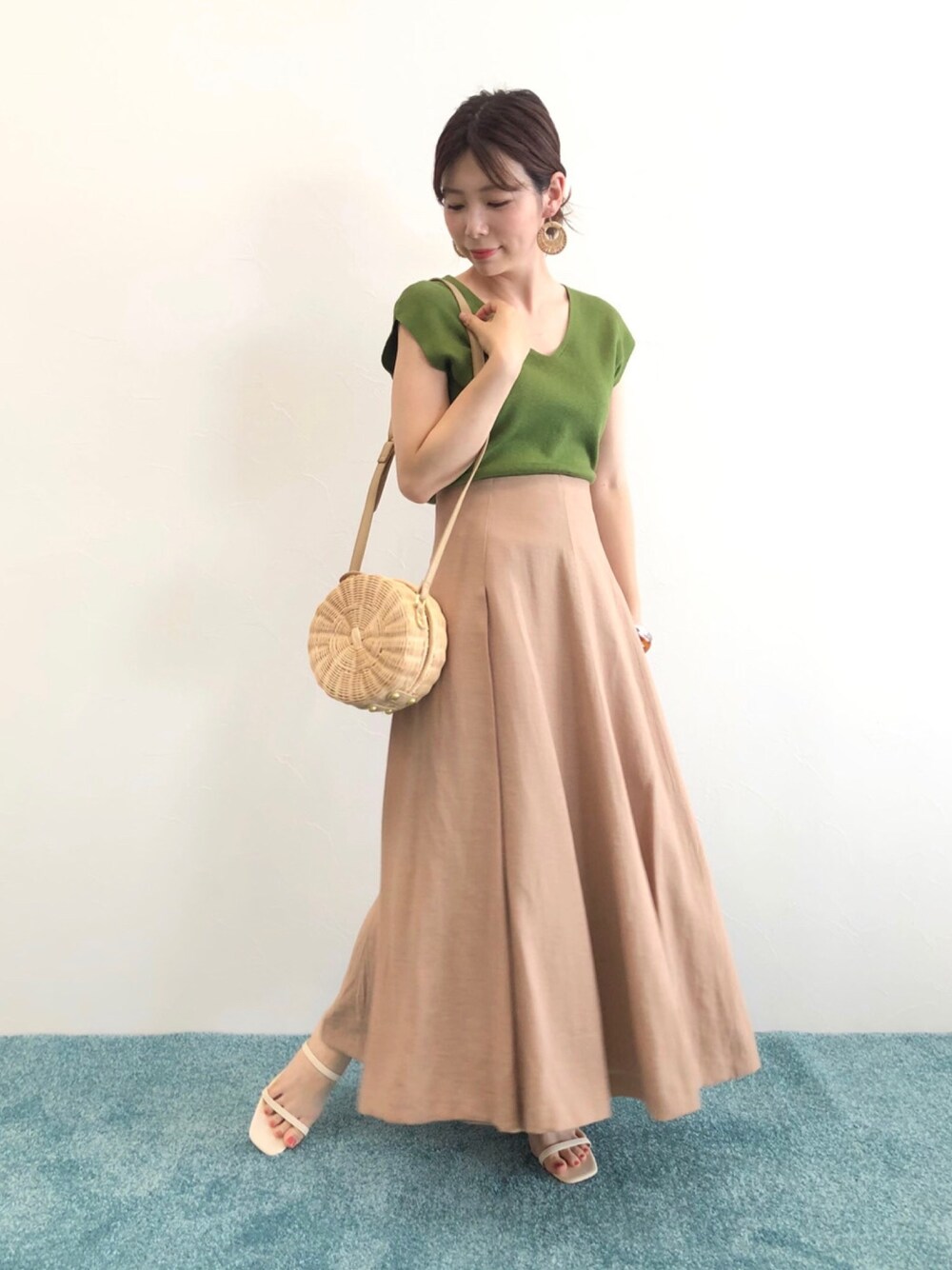 「シンプルコーデ、グリーンニット、リネンスカート、サンダル、カコバッグ、パーソナルカラースプリング、ママコーデ、オトナカジュアル、オフィスカジュアル、低身長」｜「Andemiuのリネンロングスカート910967（スカート、ベージュ系）」を使った、Andemiu STAFFさん（レディース・155cm）の春コーディネートの1枚目の写真