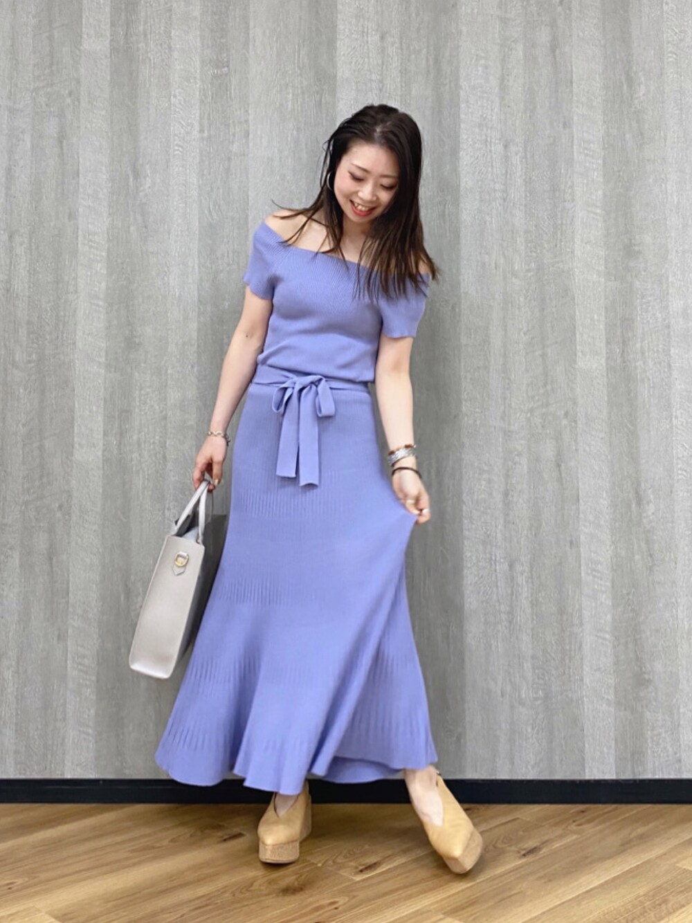 「シンプルコーデ、休日スタイル、カジュアルコーデ、大人カジュアル、モテ服、ニットワンピース、リブワンピース、オフショル、ブルー」｜「Andemiuのリブスクエアニットワンピース910831（ワンピース、ブルー系）」を使った、Andemiu STAFFさん（レディース・155cm）の春コーディネートの1枚目の写真