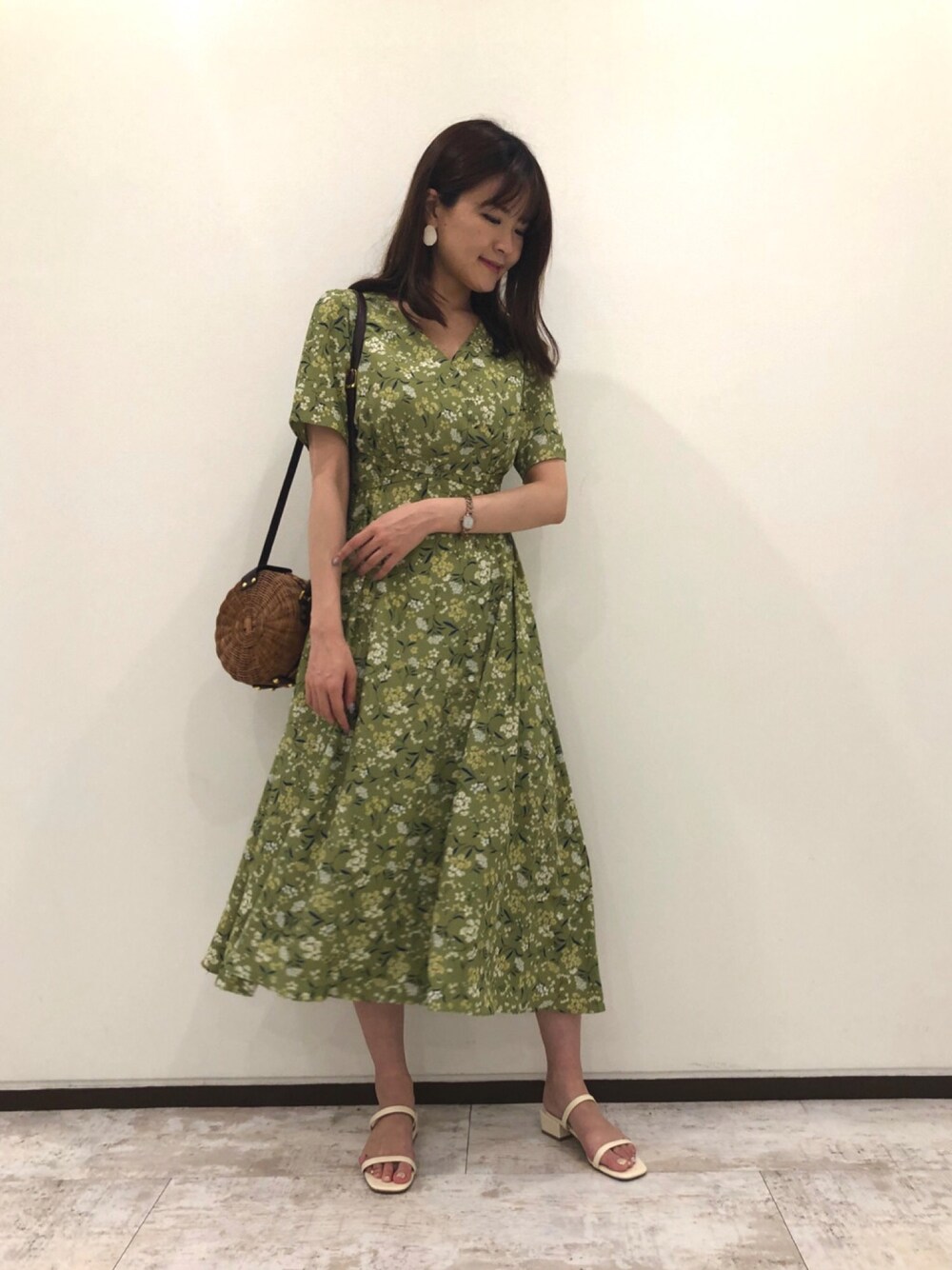 「オトナカジュアル、夏コーデ、サンダル、花柄、花柄ワンピース、かごバッグ、グリーン、オトナ女子、オトナカワイイ」｜「Andemiuのジョーゼットハナガラワンピース911525（ワンピース、グリーン系）」を使った、Andemiu STAFFさん（レディース・163cm）の夏コーディネートの1枚目の写真