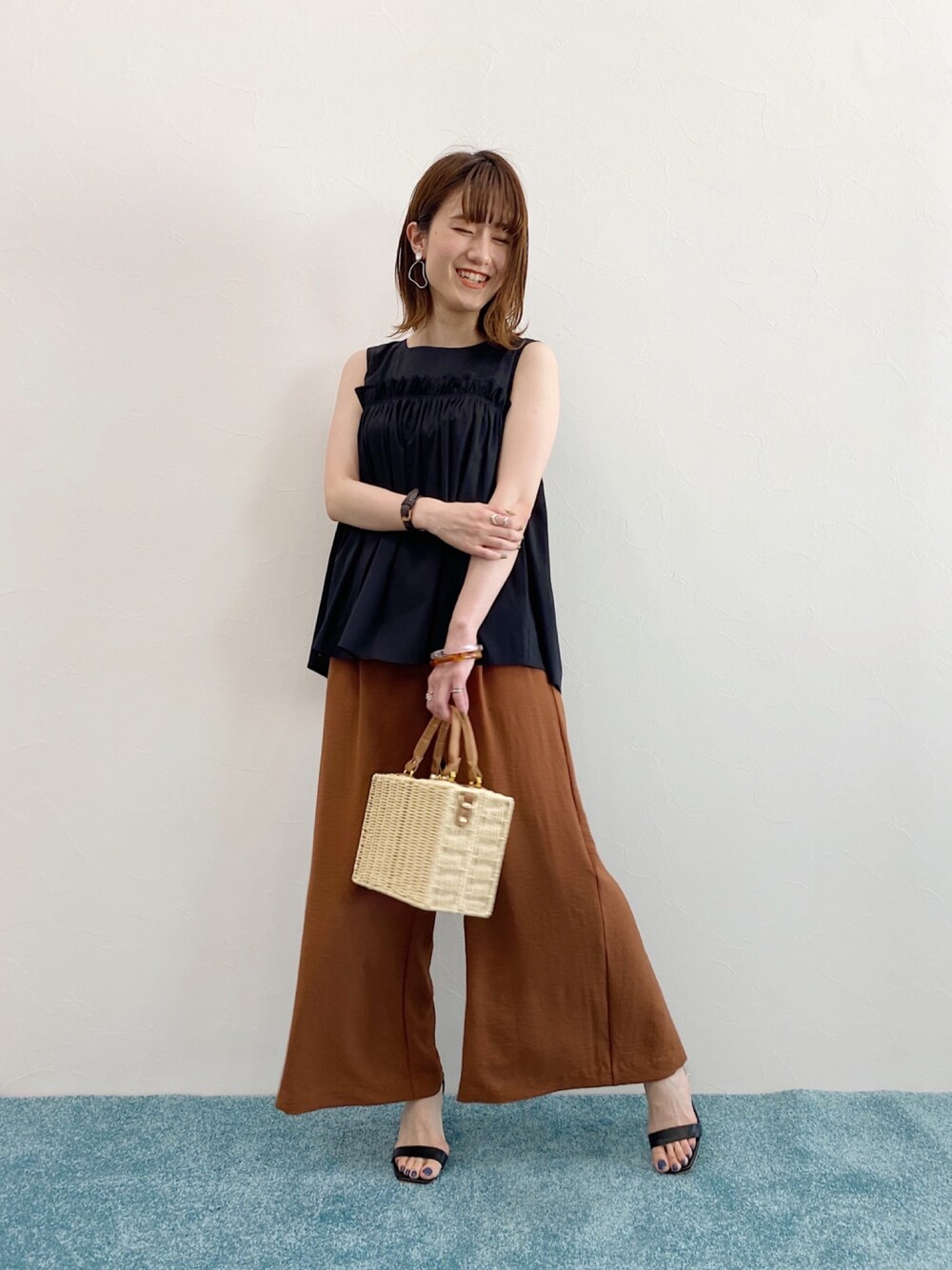 「オトナカジュアル、ノースリーブ、ワイドパンツ、リラックススタイル、カコバッグ、サンダル、ブラック、ブラウン、ナチュラル、夏コーデ」｜「Andemiuのクリアバングル910736（バングル/リストバンド、ブラウン系）」を使った、Andemiu STAFFさん（レディース・163cm）の夏コーディネートの1枚目の写真
