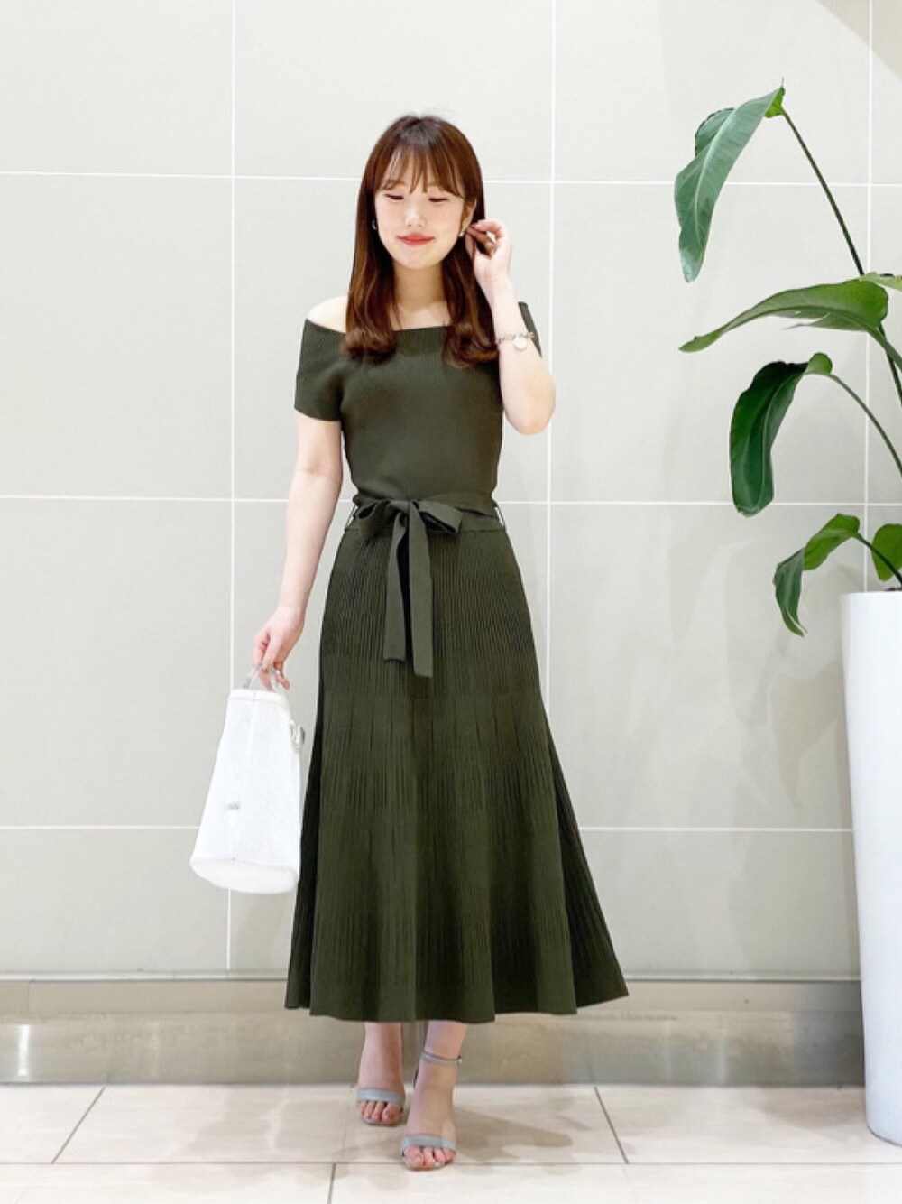 「シンプルコーデ、オトナカジュアル、夏コーデ、オトナ女子、サンダル、オフィスカジュアル、ニットワンピース、リブワンピース、デート、カーキ」｜「Andemiuのメタリックチュールバッグ865129（ショルダーバッグ、ホワイト系）」を使った、Andemiu STAFFさん（レディース・160cm）の夏コーディネートの1枚目の写真