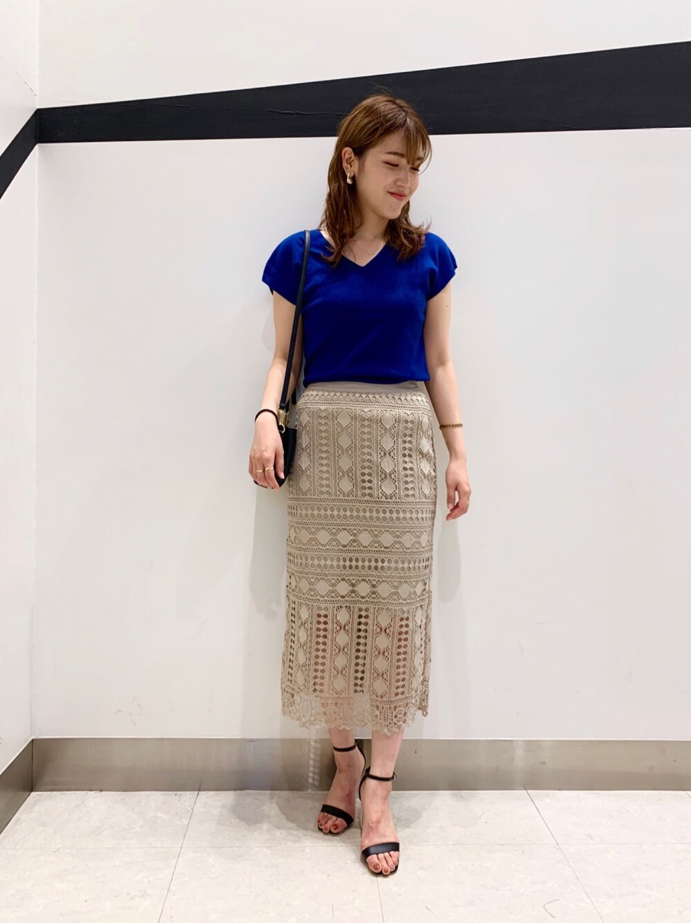 「シンプルコーデ、オトナカジュアル、夏コーデ、オトナ女子、サンダル、ブルー、オフィスカジュアル、レーススカート、ニット、高身長女子」｜「AndemiuのバックリボンMYカラーニット911033（ニット/セーター、ブルー系）」を使った、Andemiu STAFFさん（レディース・171cm）の夏コーディネートの1枚目の写真
