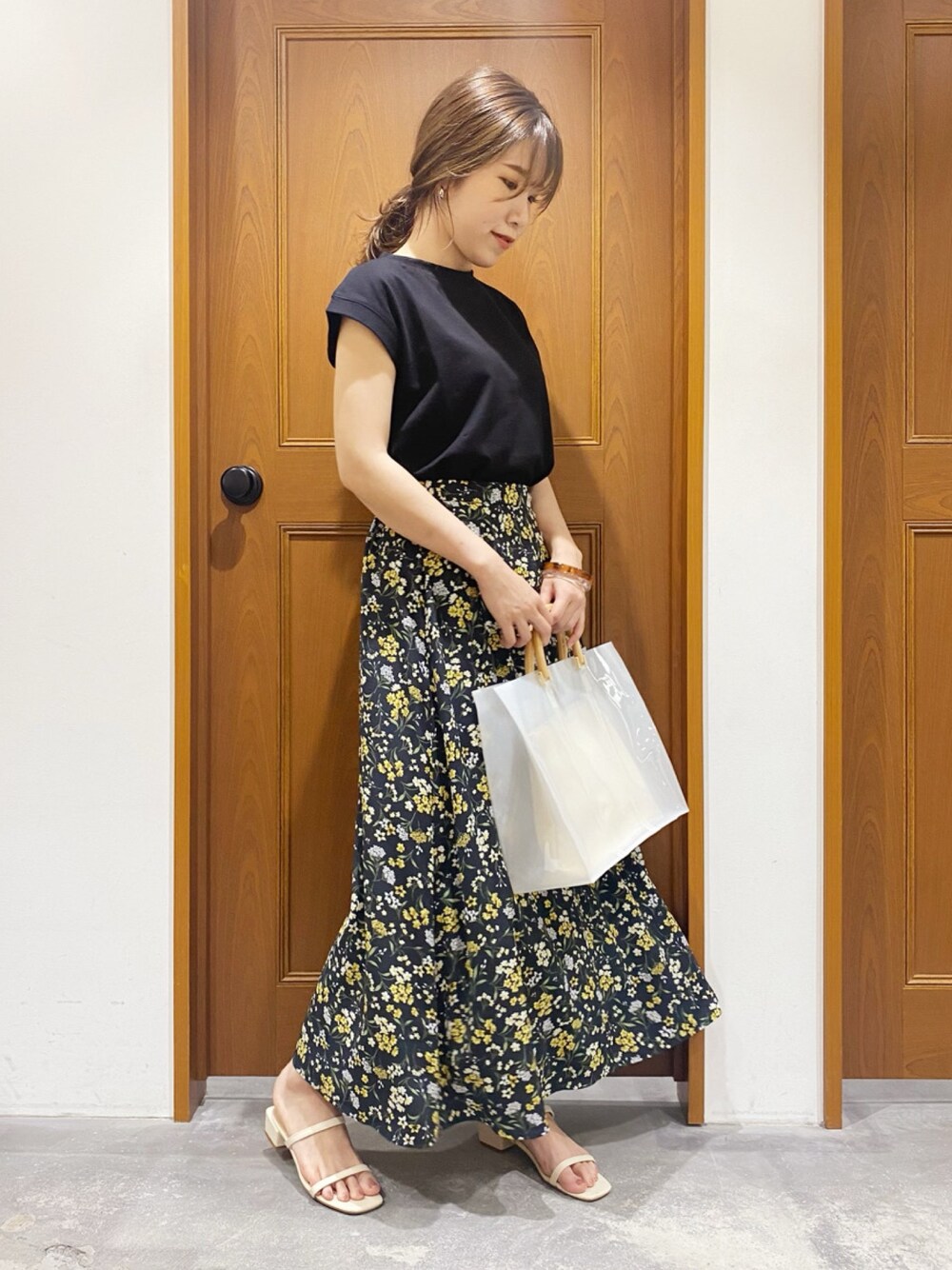 「シンプル、休日スタイル、きれいめカジュアル、夏、サンダル、オトナカジュアル、モノトーン、花柄、ノースリーブ、クリアバッグ」｜「Andemiuのジョーゼットハナガラロングスカート911497（スカート、ブラック系）」を使った、Andemiu STAFFさん（レディース・158cm）の夏コーディネートの1枚目の写真