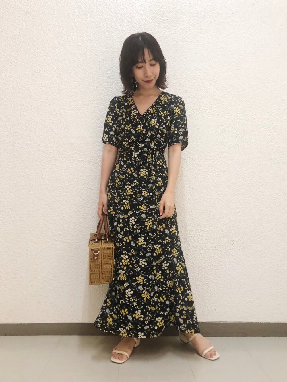 「カジュアルコーデ、大人カジュアル、夏コーデ、低身長、大人コーデ、サンダル、夏、かごバッグ、花柄ワンピース、ロングワンピース」｜「Andemiuのジョーゼットハナガラワンピース911525（ワンピース、ブラック系）」を使った、Andemiu STAFFさん（レディース・150cm）の夏コーディネートの1枚目の写真