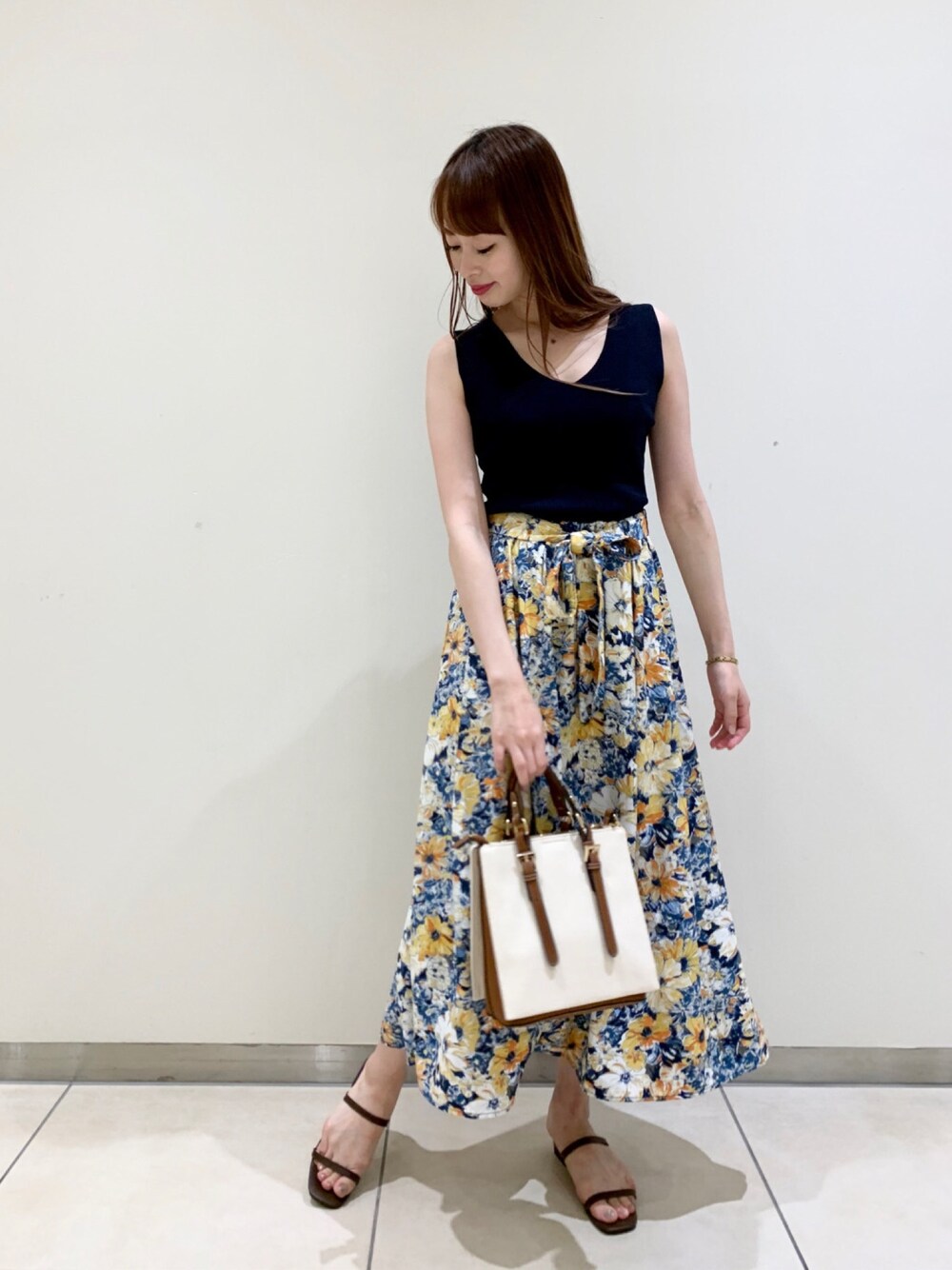「カジュアルコーデ、大人カジュアル、夏コーデ、サンダル、夏、花柄ワンピース、花柄、ドッキングワンピ、ネイビー、ニット」｜「Andemiuのチュウバナドッキングワンピース912501（ワンピース、ブルー系）」を使った、Andemiu STAFFさん（レディース・161cm）の夏コーディネートの1枚目の写真