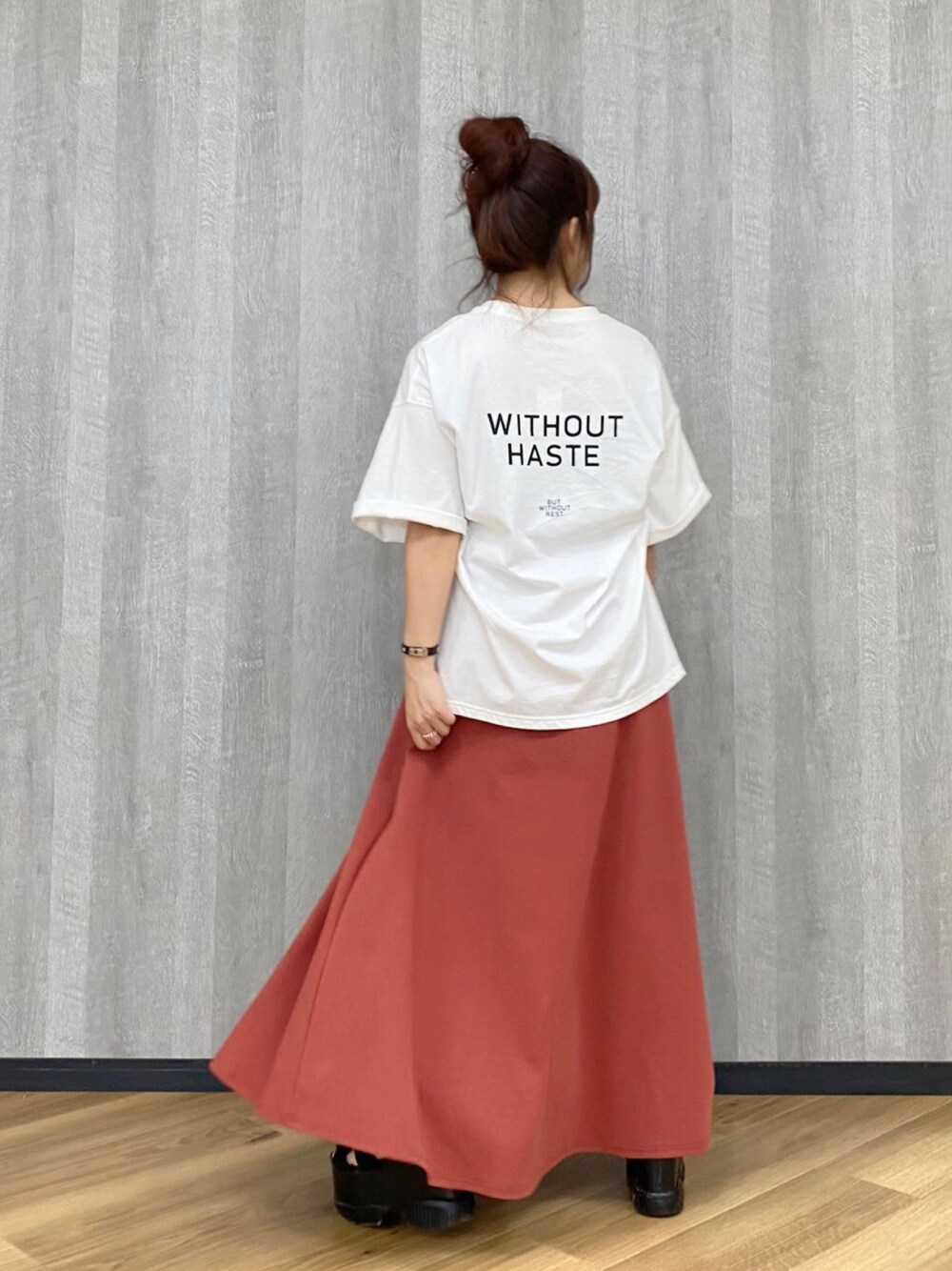 「大人カジュアル、夏コーデ、低身長コーデ、ゆるコーデ、夏、楽チンコーデ、ロゴT、マキシスカート、オレンジ、白Tシャツ」｜「AndemiuのコットンバックロゴＴシャツ914131（Tシャツ/カットソー、ホワイト系）」を使った、Andemiu STAFFさん（レディース・150cm）の夏コーディネートの1枚目の写真