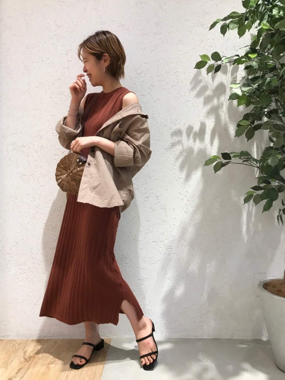 「シャツ好き集まれ、休日スタイル、シンプルコーデ、オトナカジュアル、カジュアル、オトナ女子、ニットワンピース、ブラウン、シアーシャツ」｜「Andemiuのアミチガイニットワンピース911404（ワンピース、ブラウン系）」を使った、Andemiu STAFFさん（レディース・158cm）の夏コーディネートの1枚目の写真