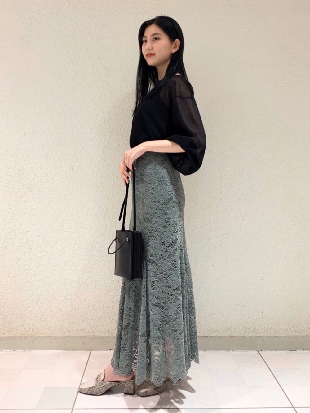 「秋のコーデ、秋服、大人カジュアル、ボリューム袖、シアートップス、スカート、レーススカート、グリーン、ロングスカート、マーメイドスカート」｜「Andemiuのレースナロースカート915013（スカート、グリーン系）」を使った、Andemiu STAFFさん（レディース・158cm）の秋コーディネートの1枚目の写真