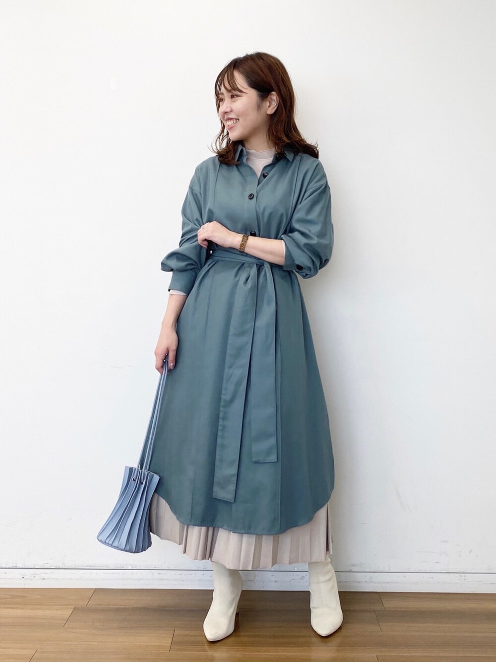 「秋のコーデ、秋服、大人カジュアル、おしゃれさんと繋がりたい、シースルー、シャツワンピ、プリーツスカート、レイヤードスタイル」｜「Andemiuのアソートロングシャツワンピース915678（ワンピース、グリーン系）」を使った、Andemiu STAFFさん（レディース・163cm）の秋コーディネートの1枚目の写真