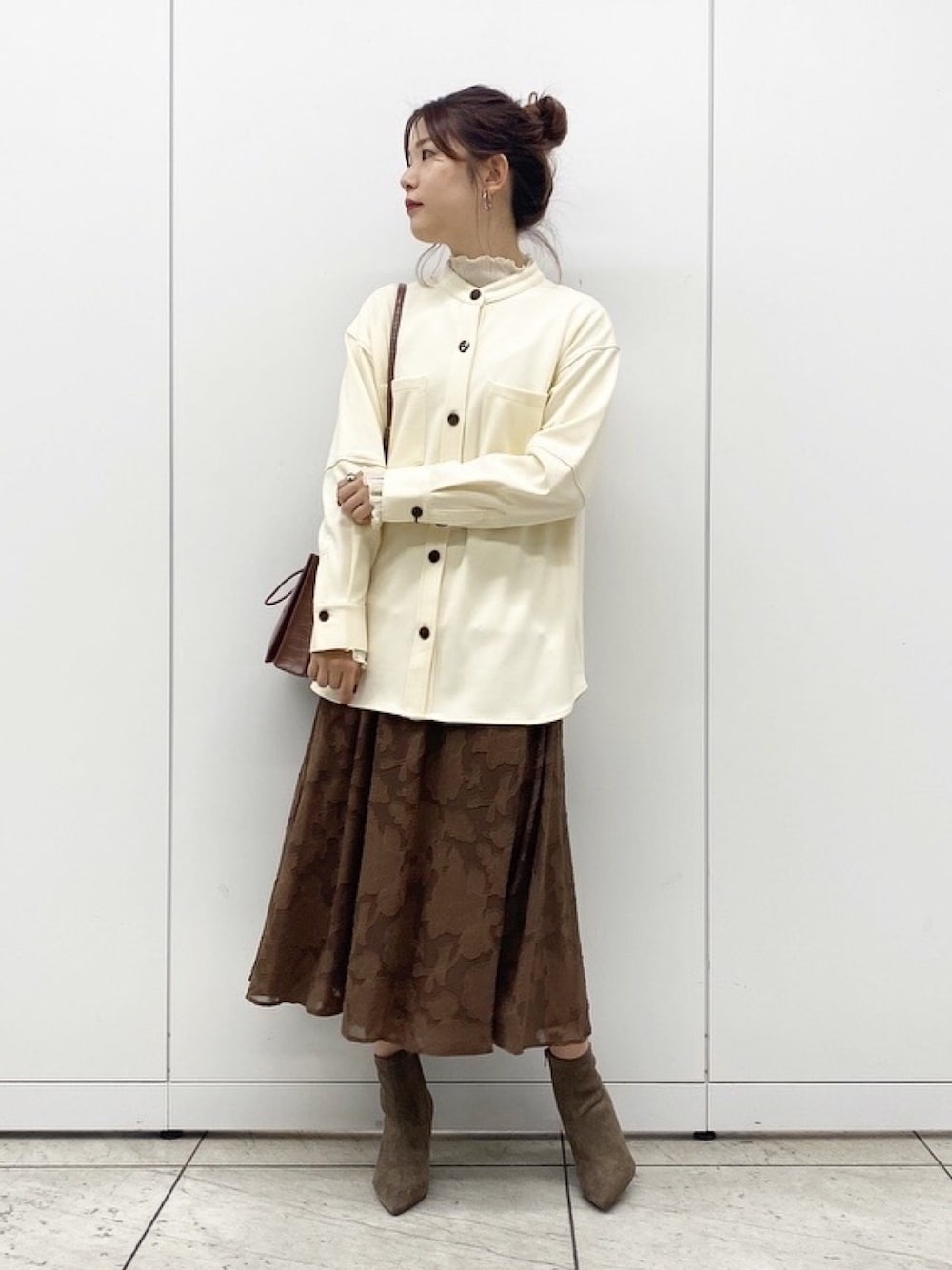 「秋のコーデ、秋服、ゆるコーデ、大人カジュアル、ブラウンコーデ、ショルダーバッグ、シースルー、ジャガード」｜「Andemiuのジャージースタンドジャケット914200（その他アウター、ホワイト系）」を使った、Andemiu STAFFさん（レディース・165cm）の秋コーディネートの1枚目の写真