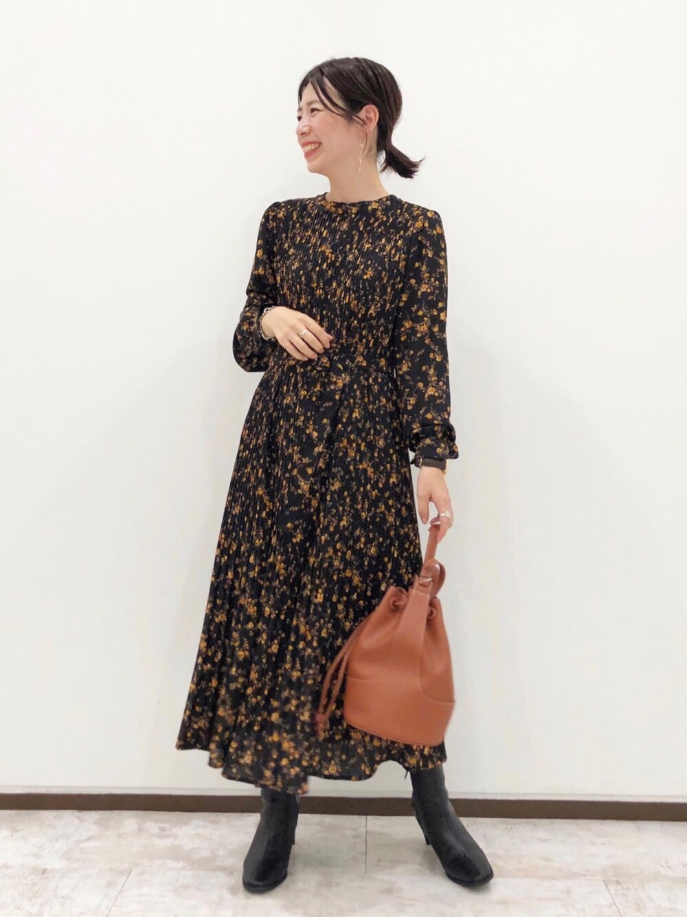 「秋のマイ旬スタイル、秋コーデ、オトナ女子、秋服、ショートブーツ、ママコーデ、きれいめカジュアル、巾着バッグ、花柄」｜「Andemiuのハナガラプリーツワンピース916430（ワンピース、ブラック系）」を使った、Andemiu STAFFさん（レディース・154cm）の秋コーディネートの1枚目の写真