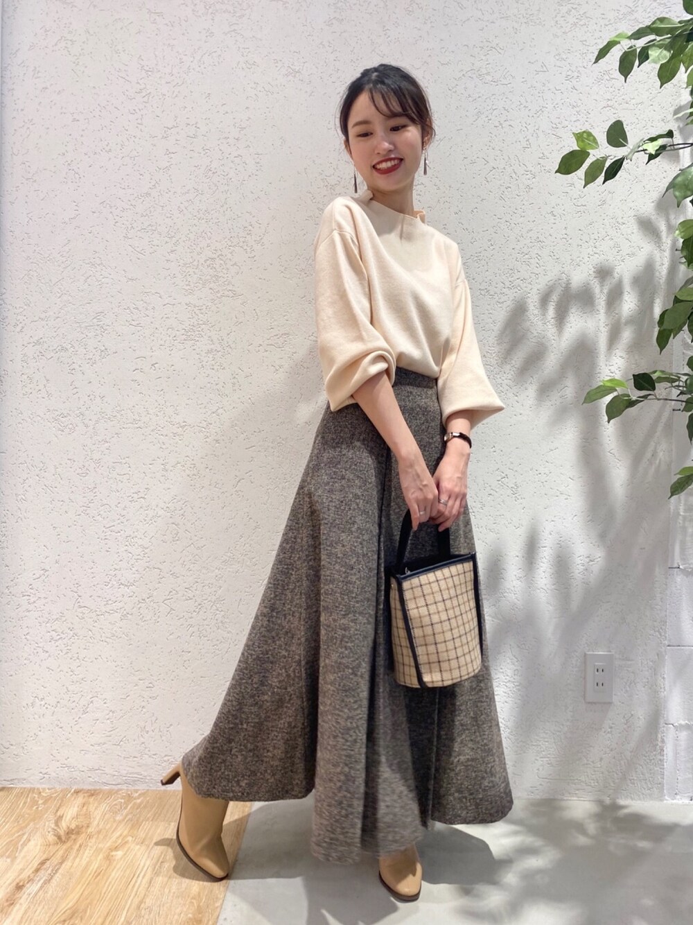 「秋のマイ旬スタイル、秋コーデ、オトナ女子、秋服、ショートブーツ、きれいめカジュアル、ツイード、シンプル、パーソナルカラー」｜「Andemiuのマイカラーパフスリーブニット916763（ニット/セーター、ホワイト系）」を使った、Andemiu STAFFさん（レディース・155cm）の秋コーディネートの1枚目の写真
