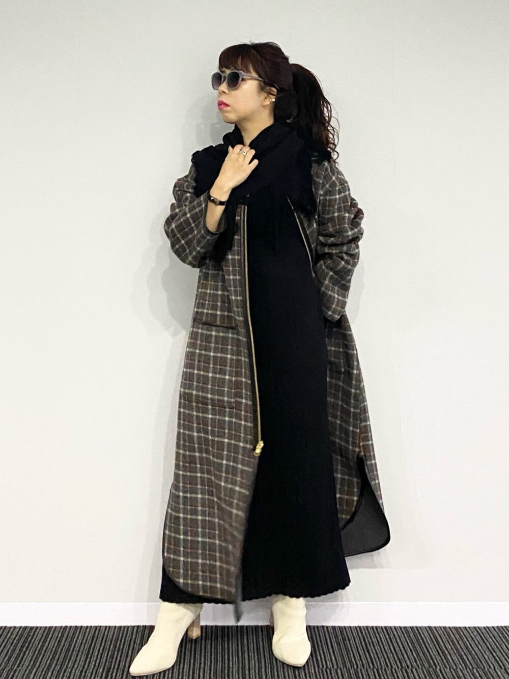 「オトナカジュアル、シンプルコーデ、大人コーデ、ブラック、ワンピース、ワントーンコーデ、チェック、チェックコート、ストール」｜「Andemiuのスカーフツキロングワンピース917371（ワンピース、ブラック系）」を使った、Andemiu STAFFさん（レディース・150cm）の秋コーディネートの1枚目の写真