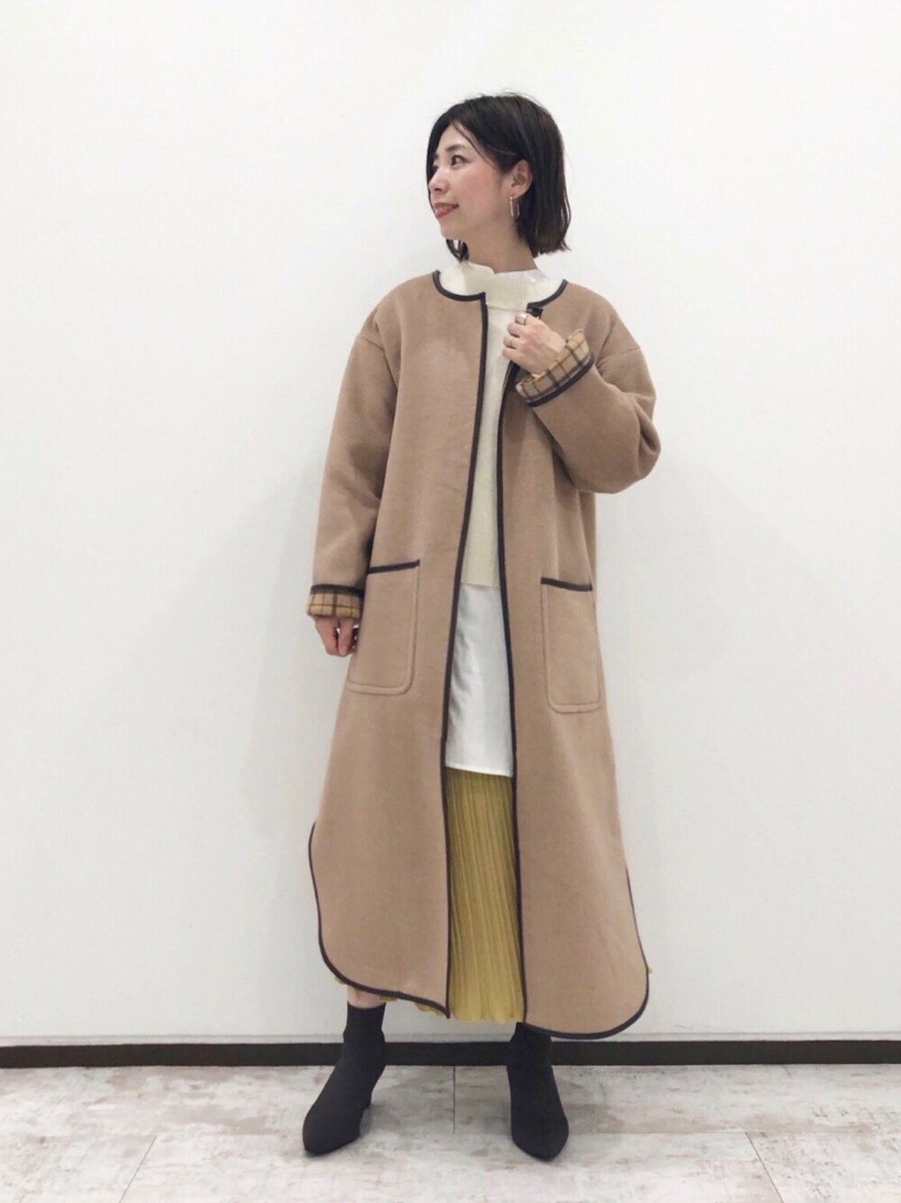 「秋のコーデ、カジュアル、低身長コーデ、ビッグシルエット、レイヤードスタイル、ロングスカート、プリーツスカート、マスタード、チェック、コート」｜「Andemiuのリバーシブルコート916572（その他アウター、ベージュ系）」を使った、Andemiu STAFFさん（レディース・155cm）の秋コーディネートの1枚目の写真