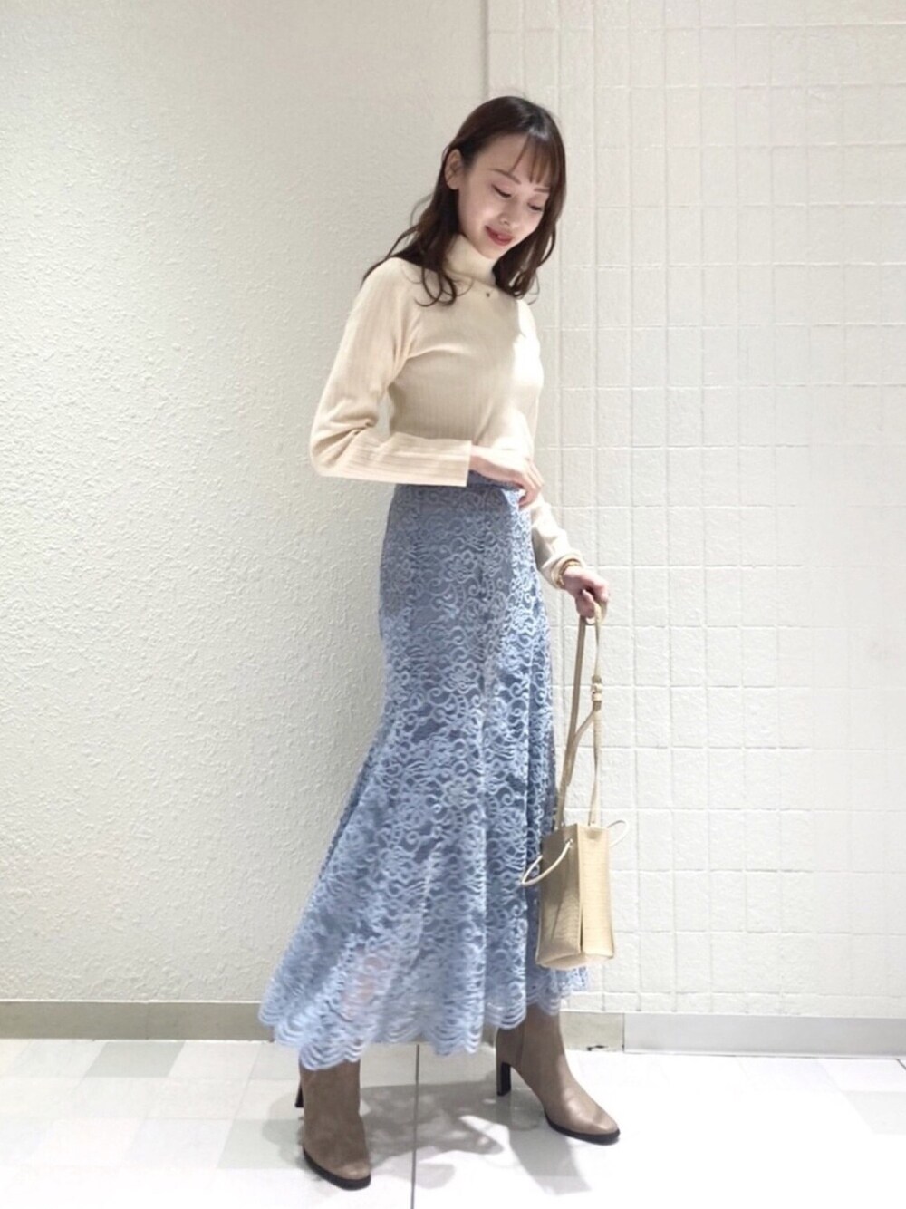 「オトナカジュアル、ロングスカート、ニットコーデ、レーススカート、アイボリー、レース、タートルネック、ブーツ」｜「Andemiuのマイカラーリブタートルニット916764（ニット/セーター、ホワイト系）」を使った、Andemiu STAFFさん（レディース・160cm）の秋コーディネートの1枚目の写真