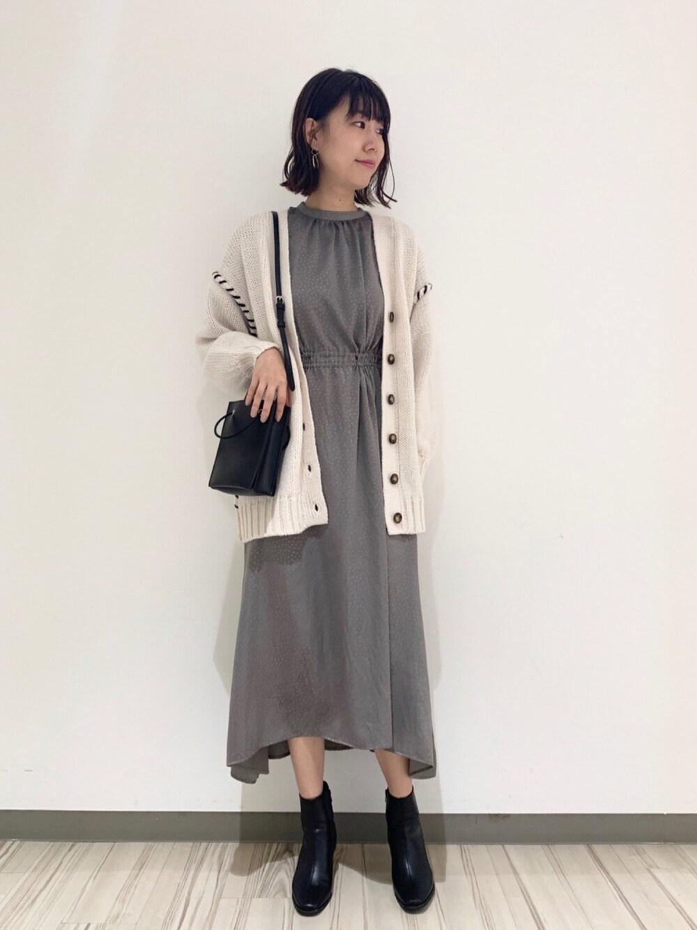 「秋のコーデ、ゆるコーデ、ビッグシルエット、カーディガン、ホワイト、ワンピース、ドット、高身長女子」｜「Andemiuのドットガラドロストワンピース（ワンピース/ドレス、グレー系）」を使った、Andemiu STAFFさん（レディース・170cm）の秋コーディネートの1枚目の写真