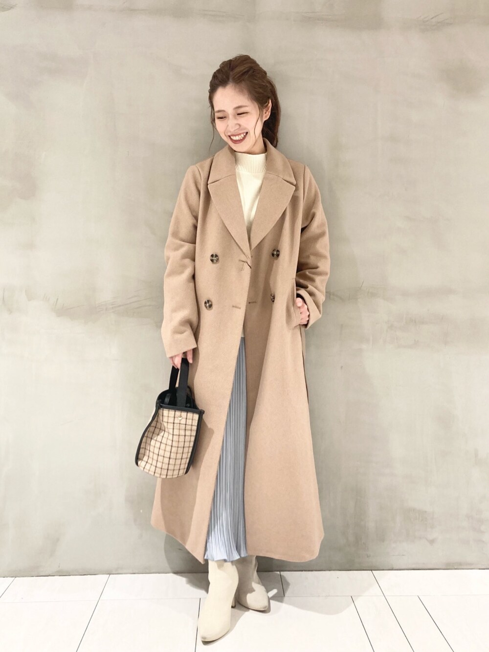 「大人カジュアル、ニットコーデ、きれいめカジュアル、冬コーデ、プリーツスカート、ウールコート、ロングコート、くすみブルー」｜「Andemiuのソデボリュームハイネックニット918835（ニット/セーター、ホワイト系）」を使った、Andemiu STAFFさん（レディース・156cm）の秋コーディネートの1枚目の写真