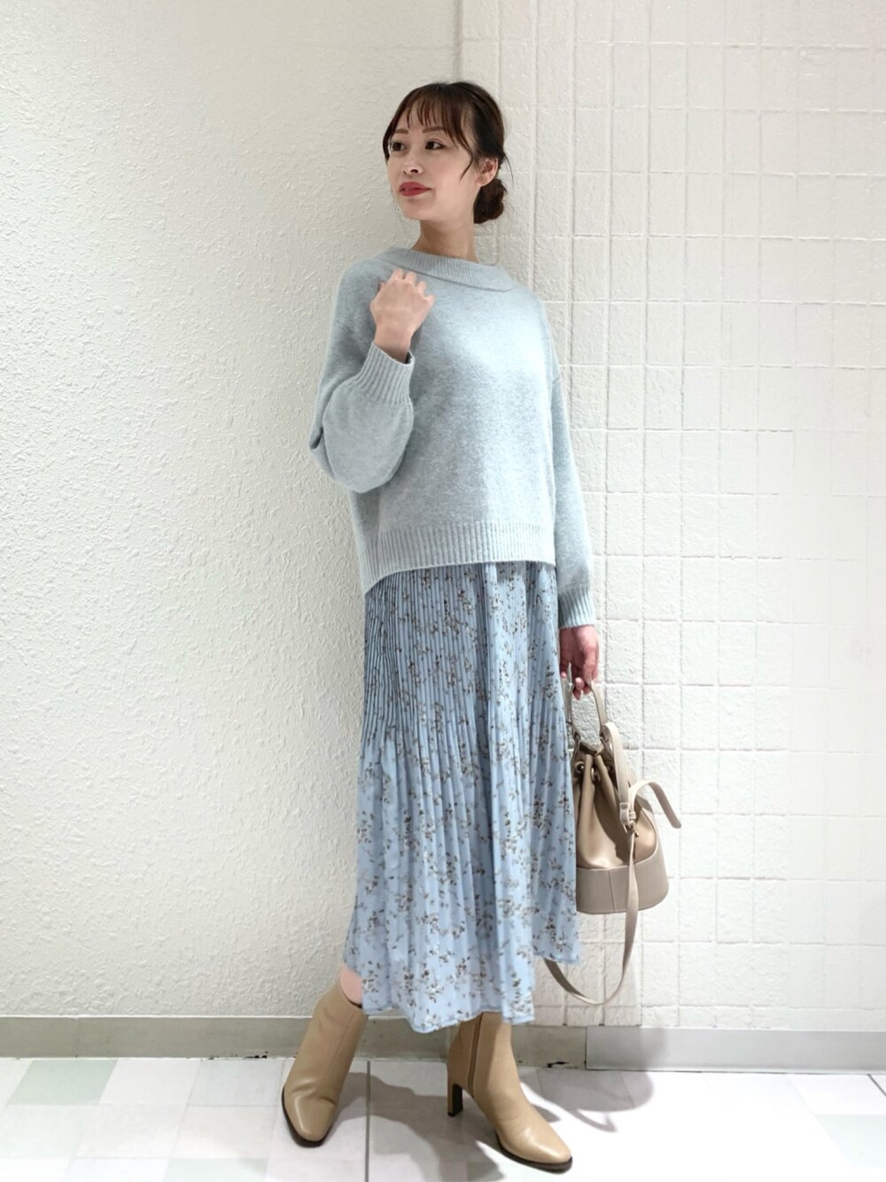 「大人カジュアル、ニットコーデ、きれいめカジュアル、冬コーデ、ワンピース、花柄、花柄ワンピース、プリーツワンピース、レイヤードスタイル」｜「Andemiuのラクーンコンニット916490（ニット/セーター、グリーン系）」を使った、Andemiu STAFFさん（レディース・161cm）の秋コーディネートの1枚目の写真