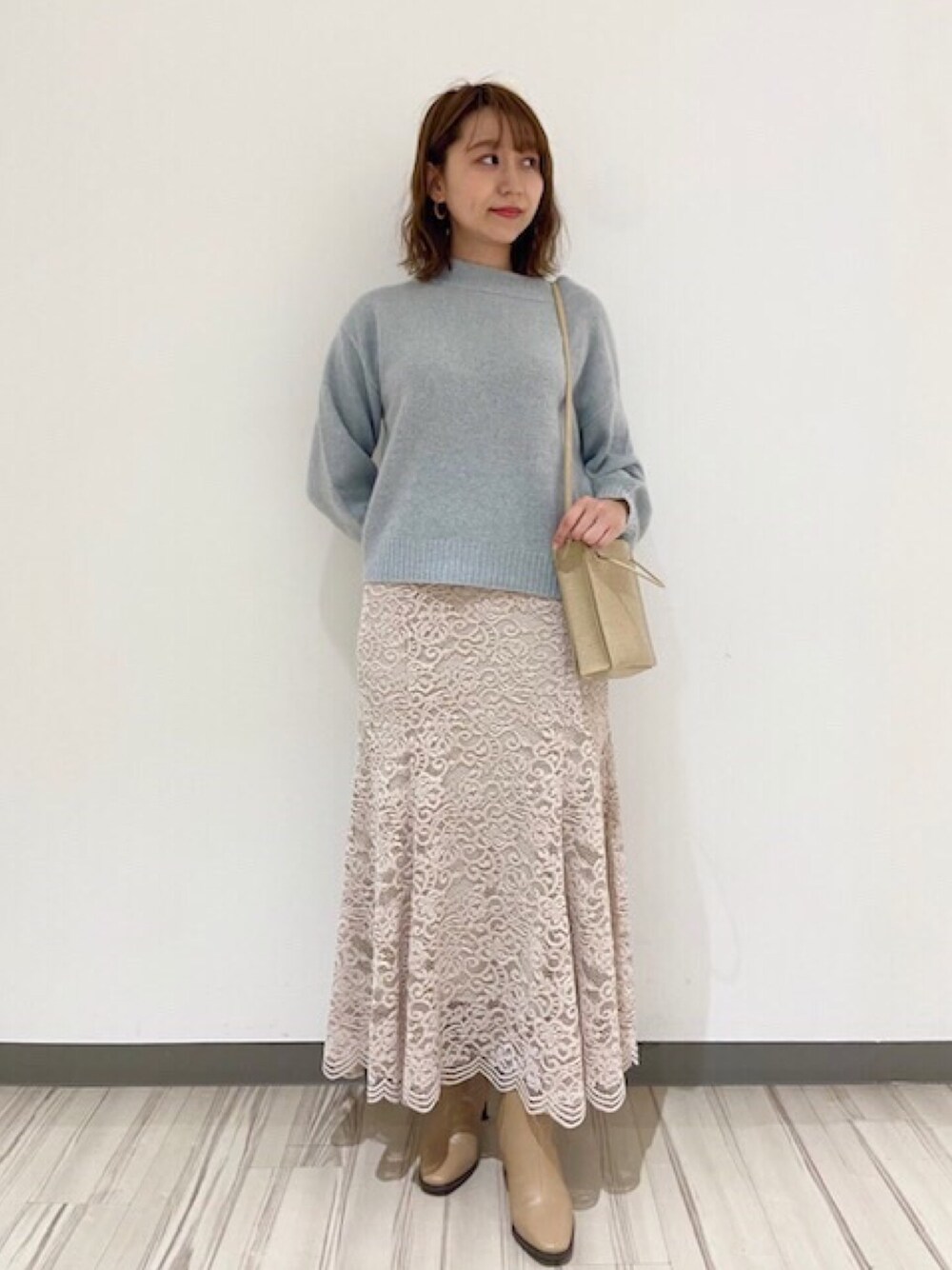 「大人カジュアル、ニットコーデ、きれいめカジュアル、冬コーデ、レーススカート、マーメイドスカート、ふわふわニット、ミニバッグ」｜「Andemiuのラクーンコンニット916490（ニット/セーター、ブルー系）」を使った、Andemiu STAFFさん（レディース・157cm）の秋コーディネートの1枚目の写真